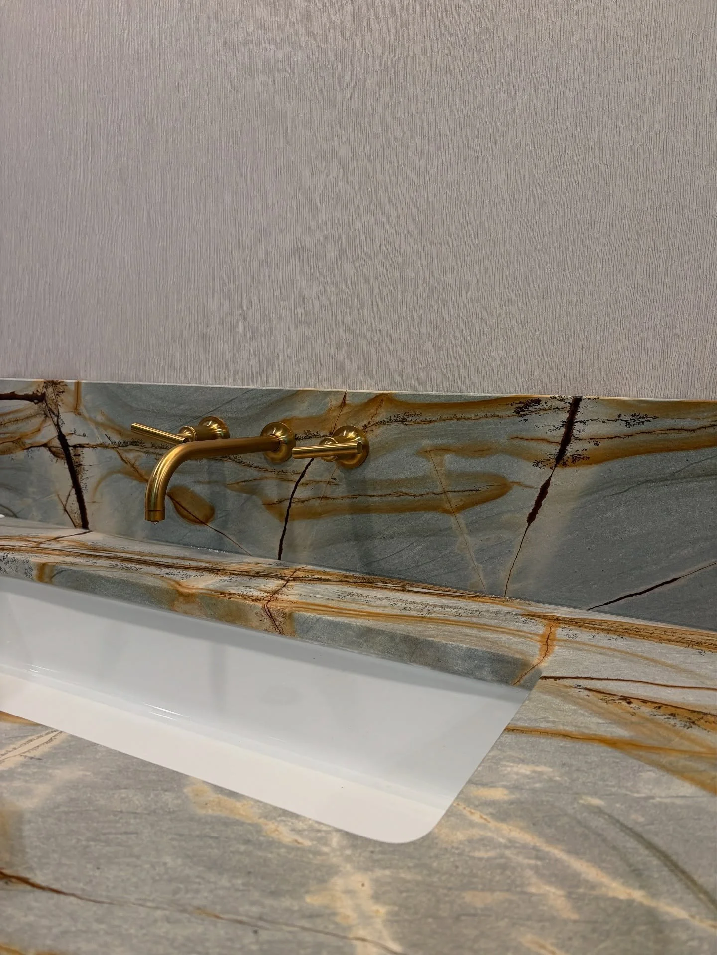 Showstopper bathroom project chock-full of bold design choices. The stone selection from @montsurfaces x @primomarble is most definitely on the top of that list!

#romaimperial #leatheredquartzite #quartzite #pittsburghinteriordesigner

Design work c