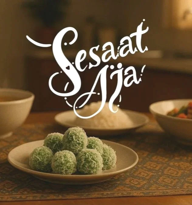 A plate of green, coconut-covered sweets on a dining table with dishes in the background, and the text "Sesaat Aja" overlaid.