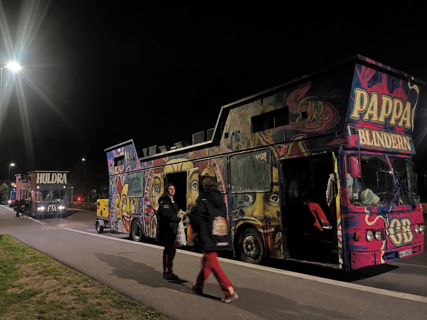 Nattlig graffiti-buss ved veikanten.png