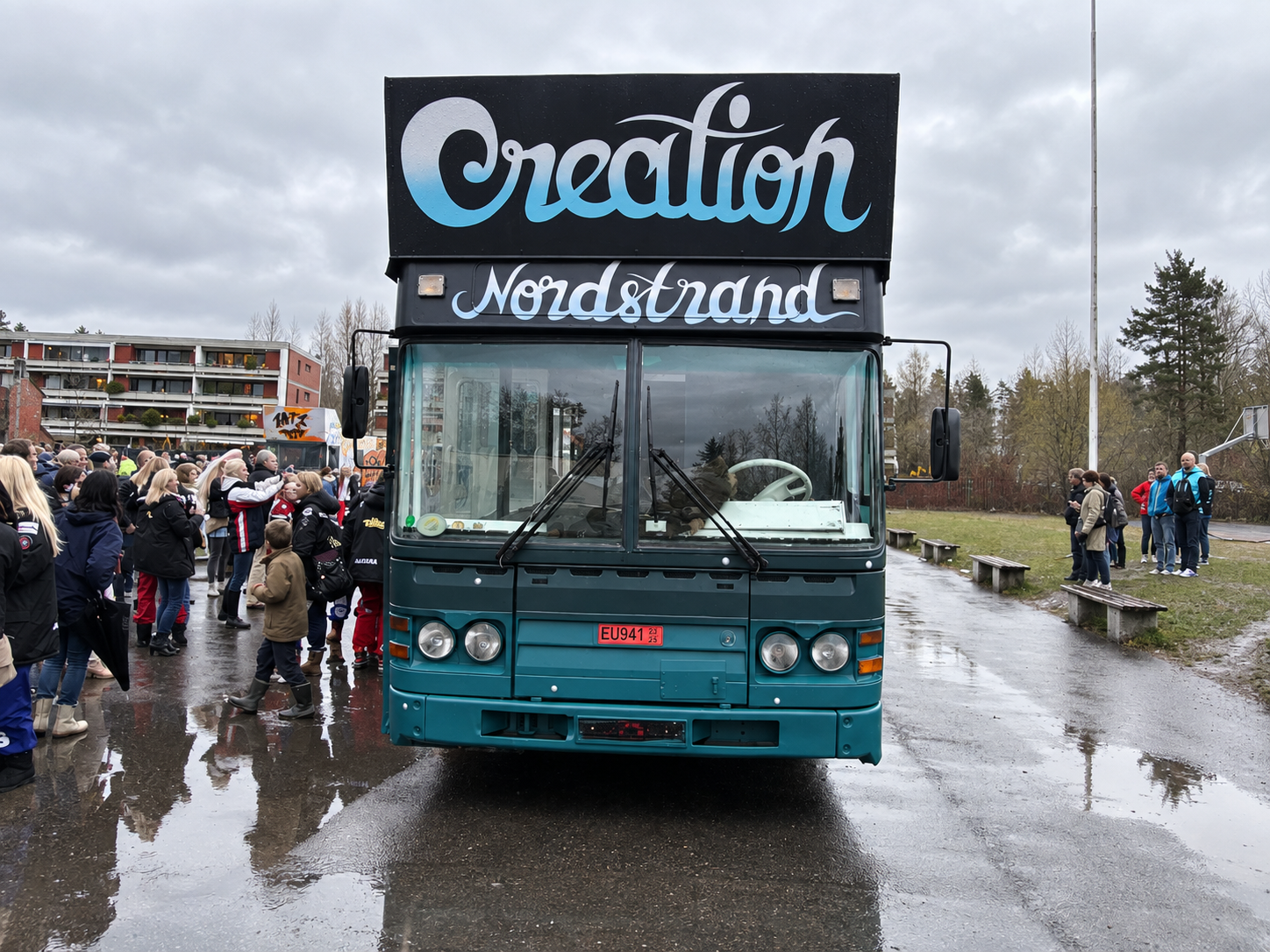 Regnvåt buss med folkemengde.png