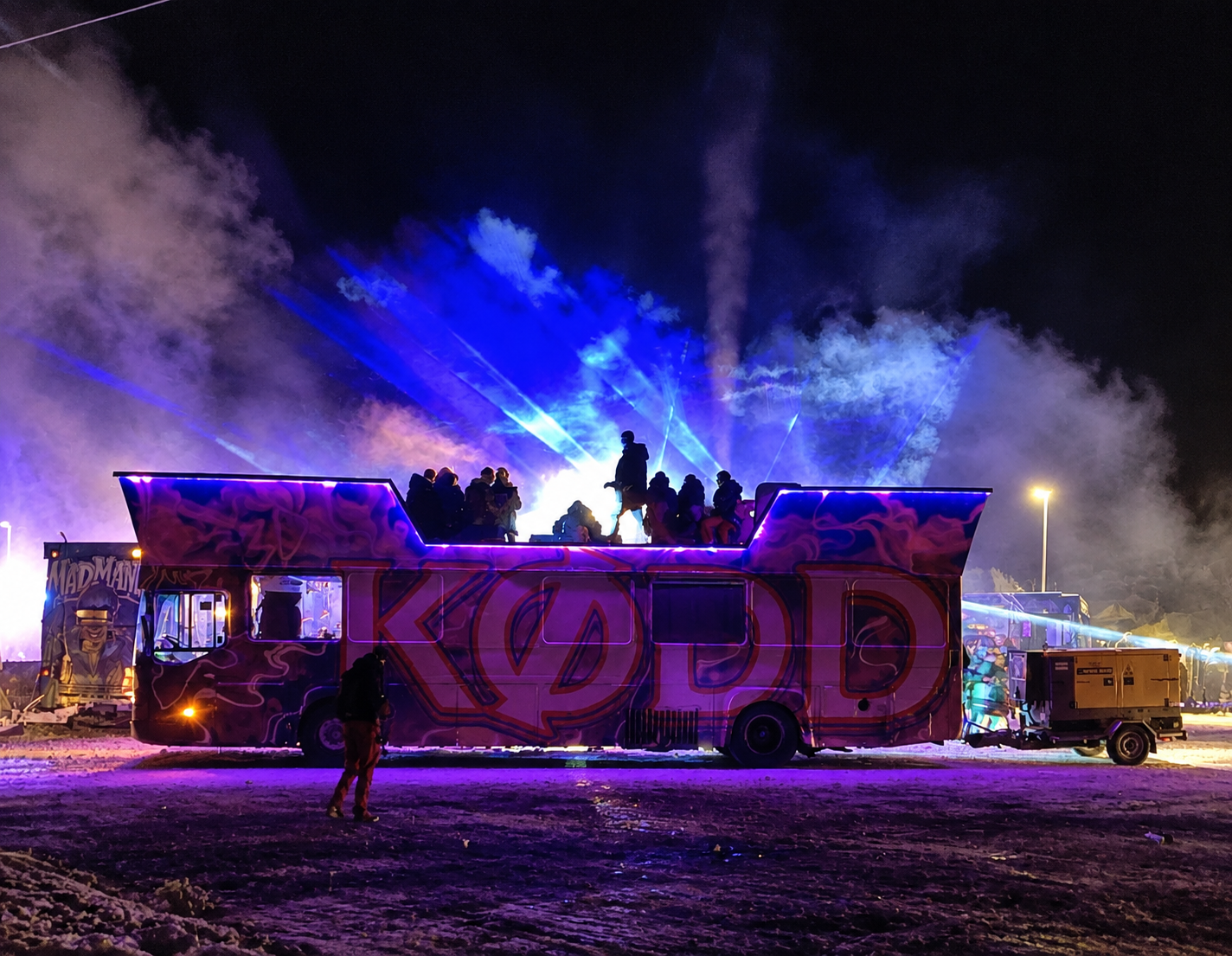 Neonrave med graffiti-buss i snøen.png