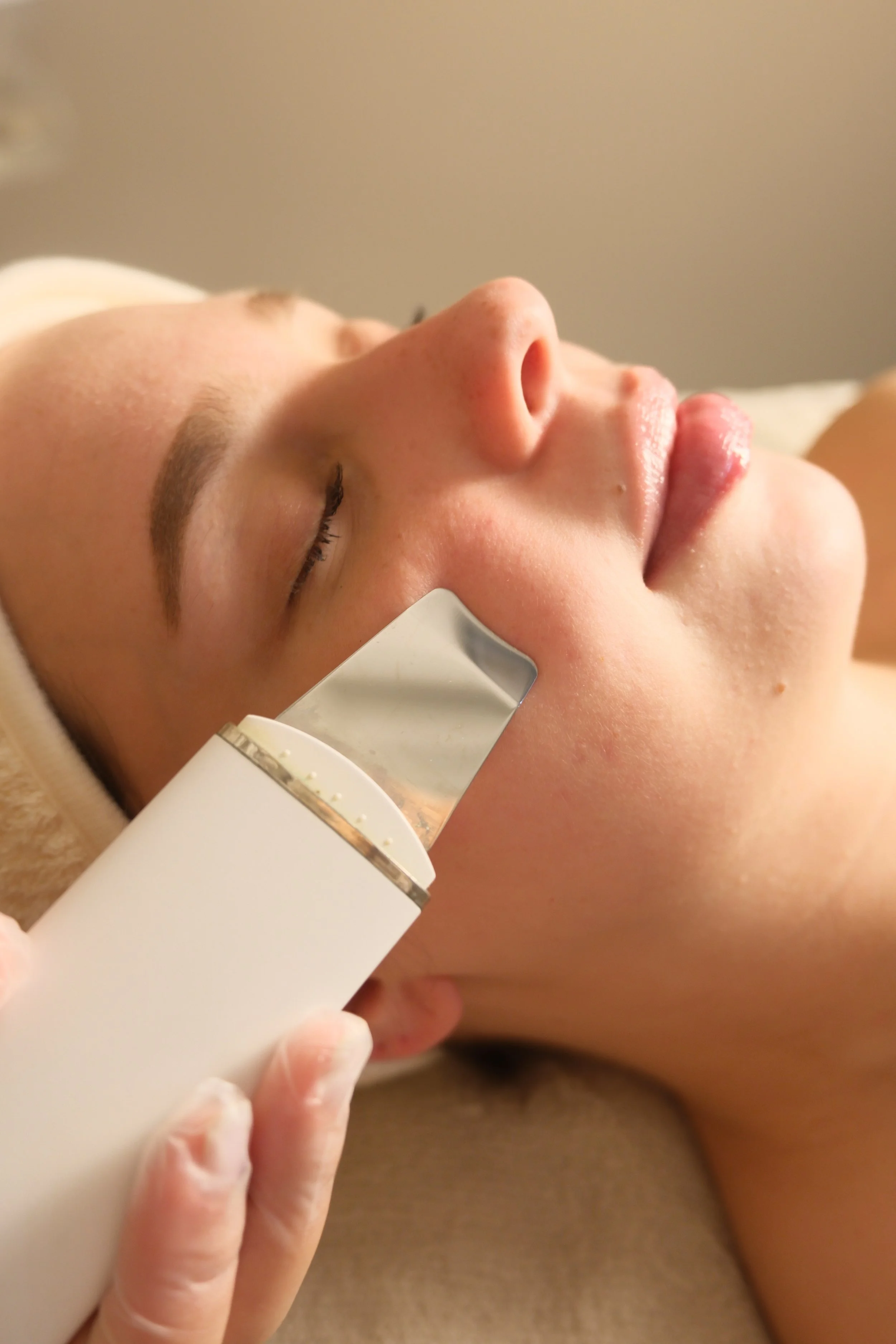 Deep detox purifying facial for congested skin at Miami aesthetic clinic