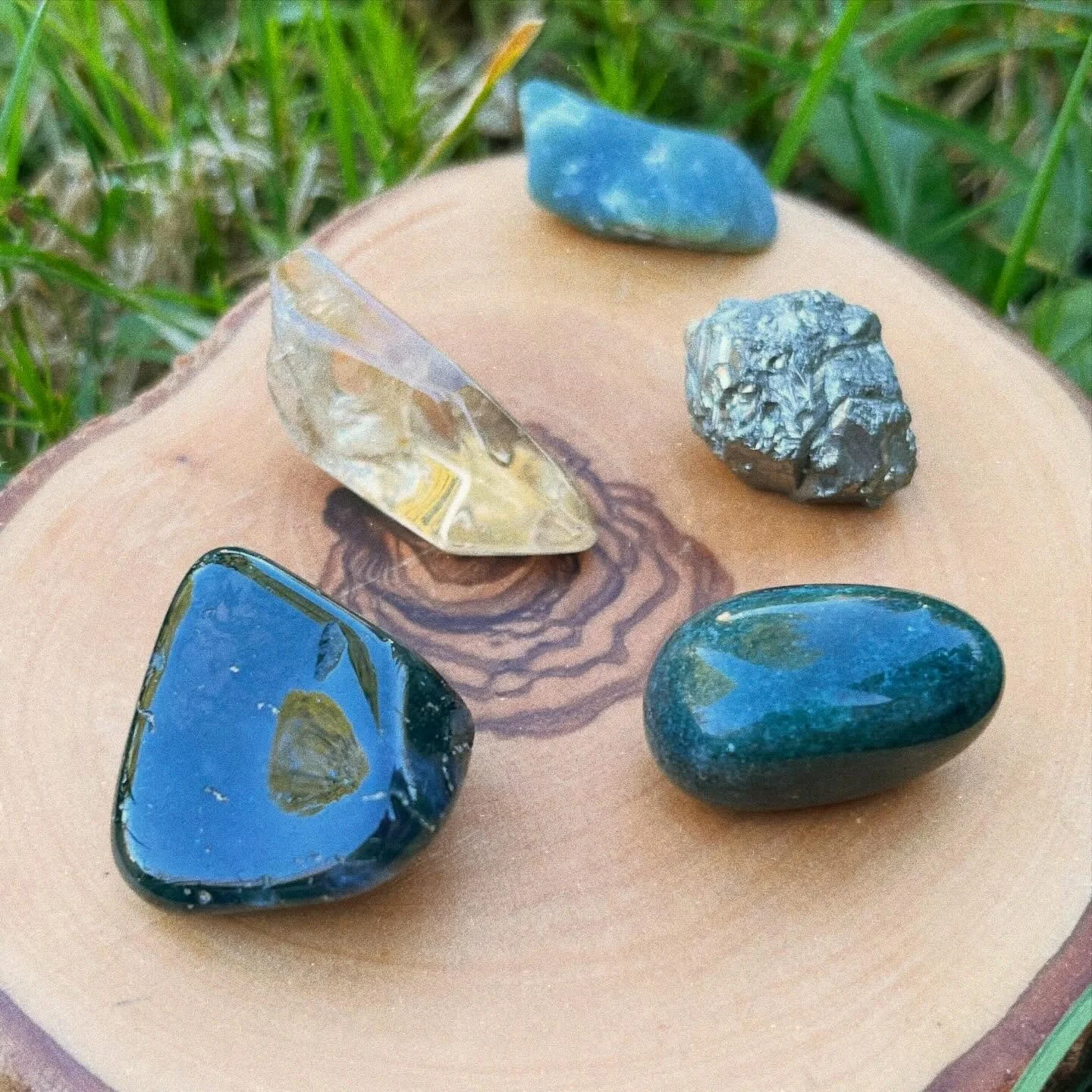 ☀️ I&rsquo;ll be at @the.mango.market this Saturday, April 11th from 10-3 in Abbotsford! New and restocked crystal kits will be available, including the 
✨Prosperity &amp; Abundance Crystal Kit:✨
✨Heal fears and dissolve energy blockages around money
