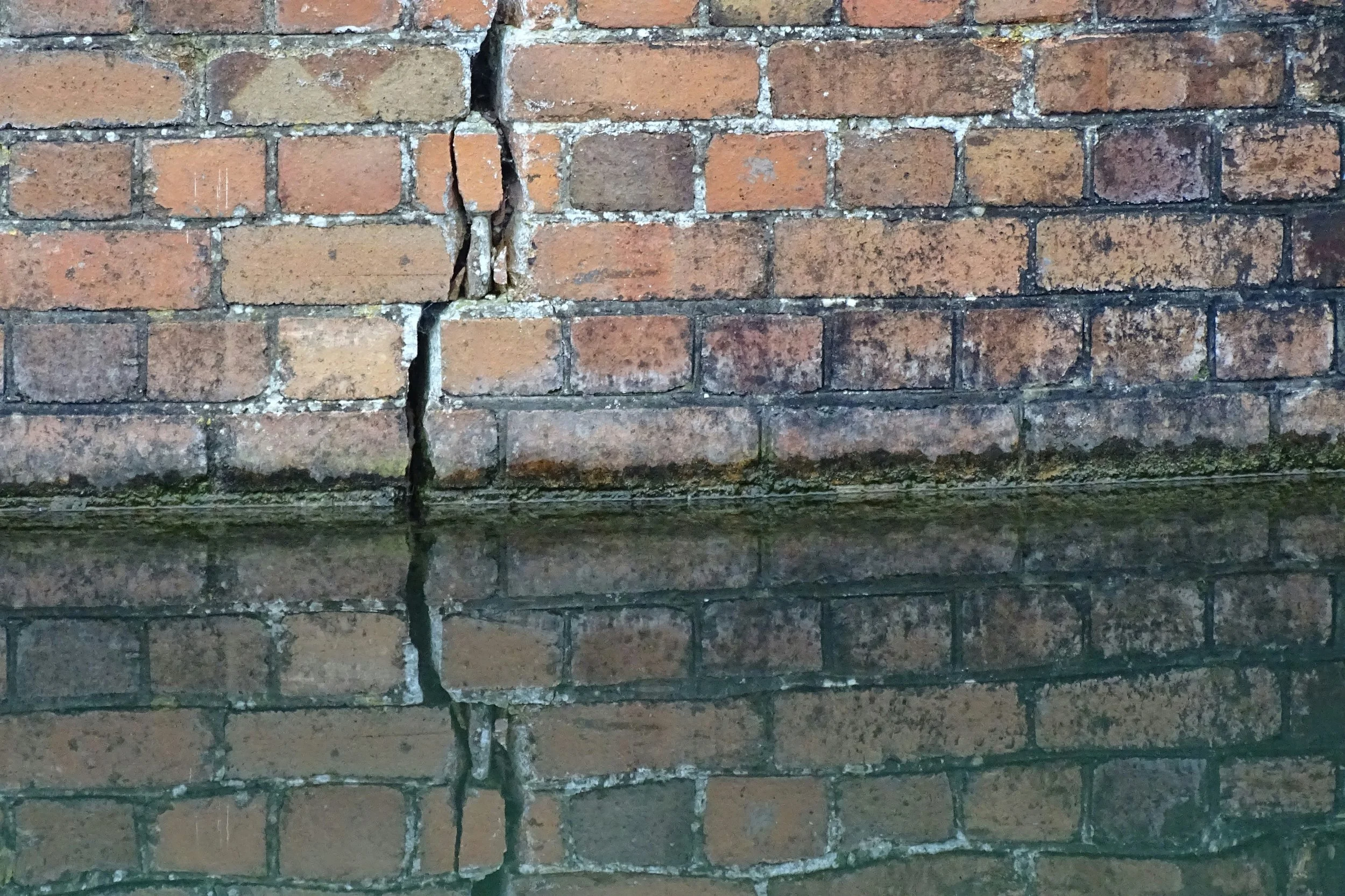 Cracked brick wall indicating structural damage, used to represent insurance repair assessments by CGC Group and Capital G Construction in Tauranga and Bay of Plenty