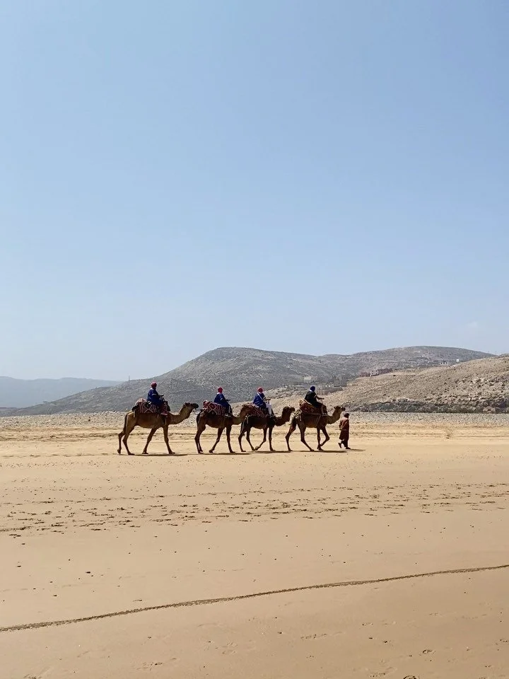 Surf &amp; Yoga - Immersion marocaine 🇲🇦

Vagues sal&eacute;es, sable dans les cheveux, tapis chauff&eacute;s, glow dans les yeux, &acirc;mes align&eacute;es. 🌞🧘&zwj;♀️

1 an de belles rencontres et d&rsquo;&eacute;nergies solaires. 

Choukran be
