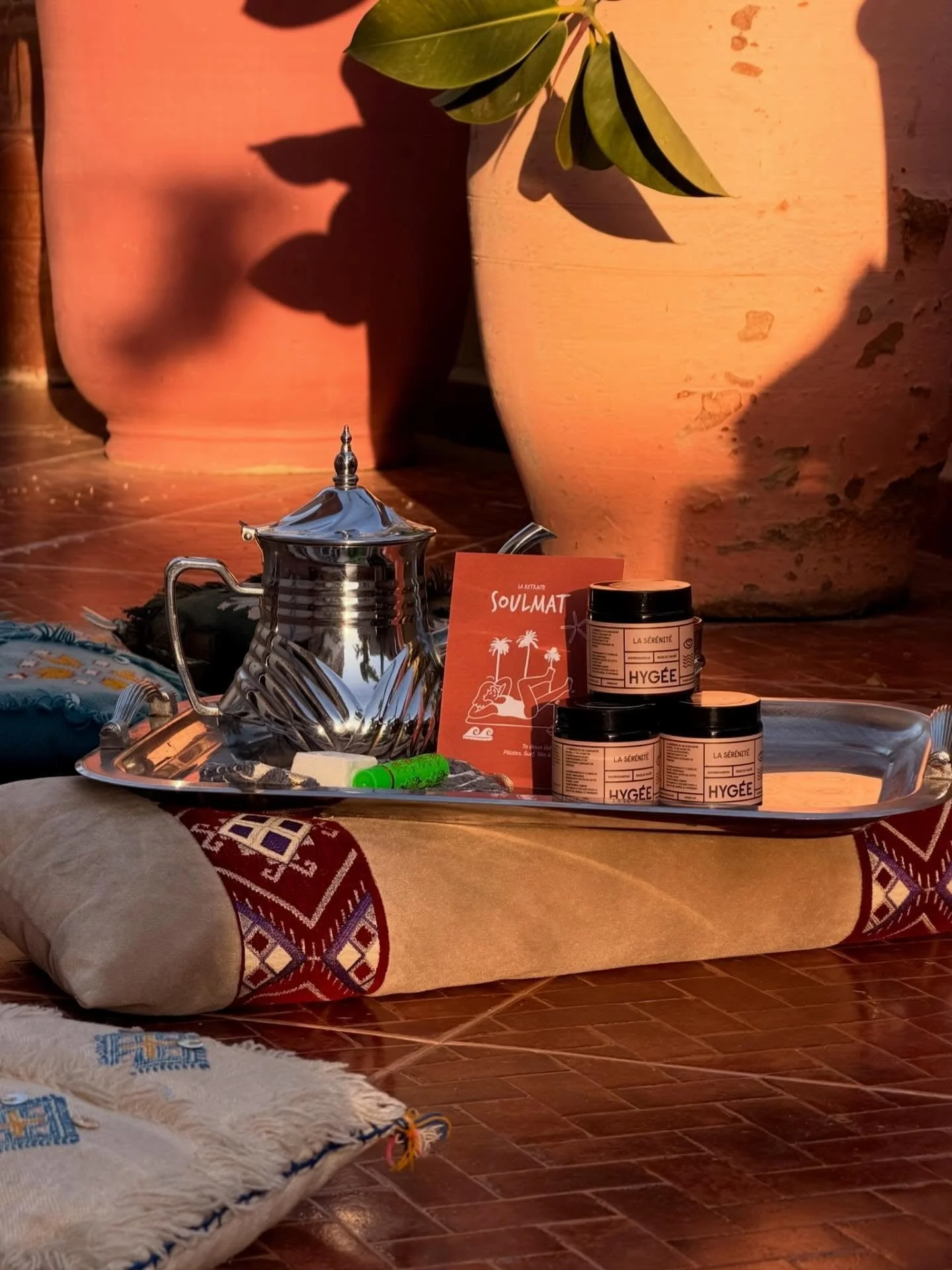 Entre deux sessions de Pilates, apr&egrave;s le surf, dans les petits rituels qui font du bien&hellip; ✨
Pour SOULMAT, on avait envie de composer des welcome bags &agrave; notre image : beaux, utiles et pens&eacute;s avec soin.

Merci &agrave; @Hyg&e