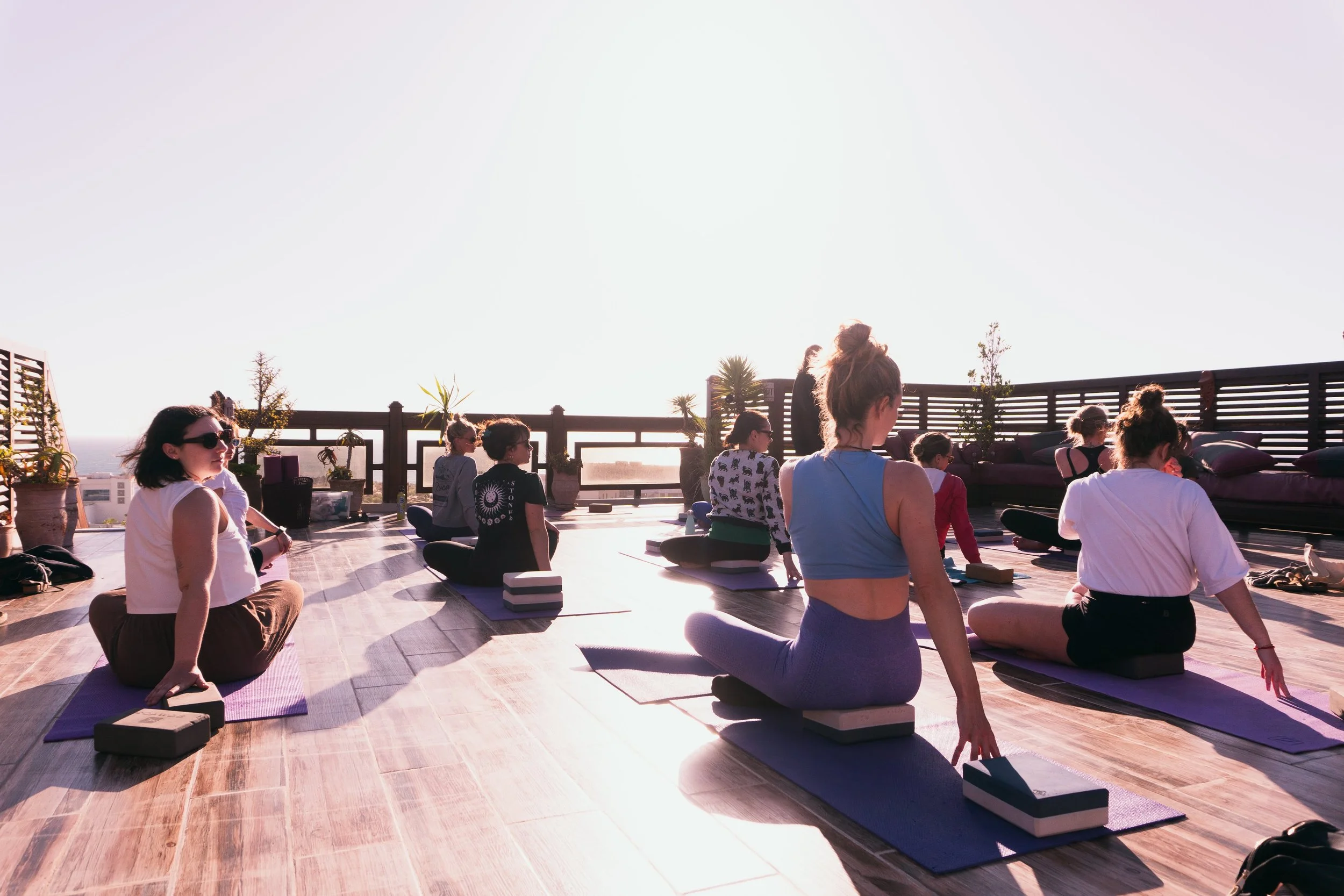 Cours de Yoga au sunset sur un rooftop au Maroc