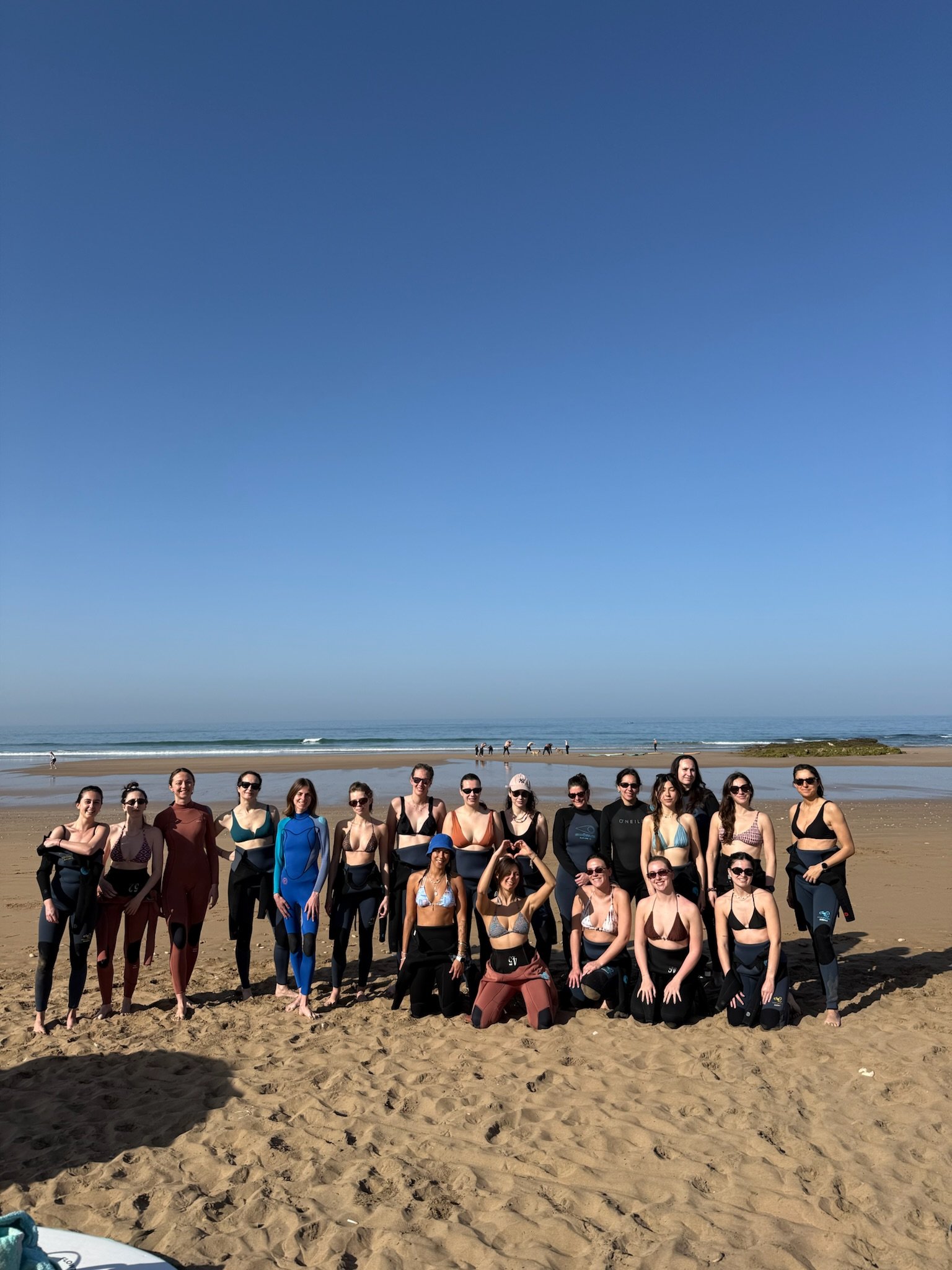 Groupe de participantes heureuses sur une plage au Maroc