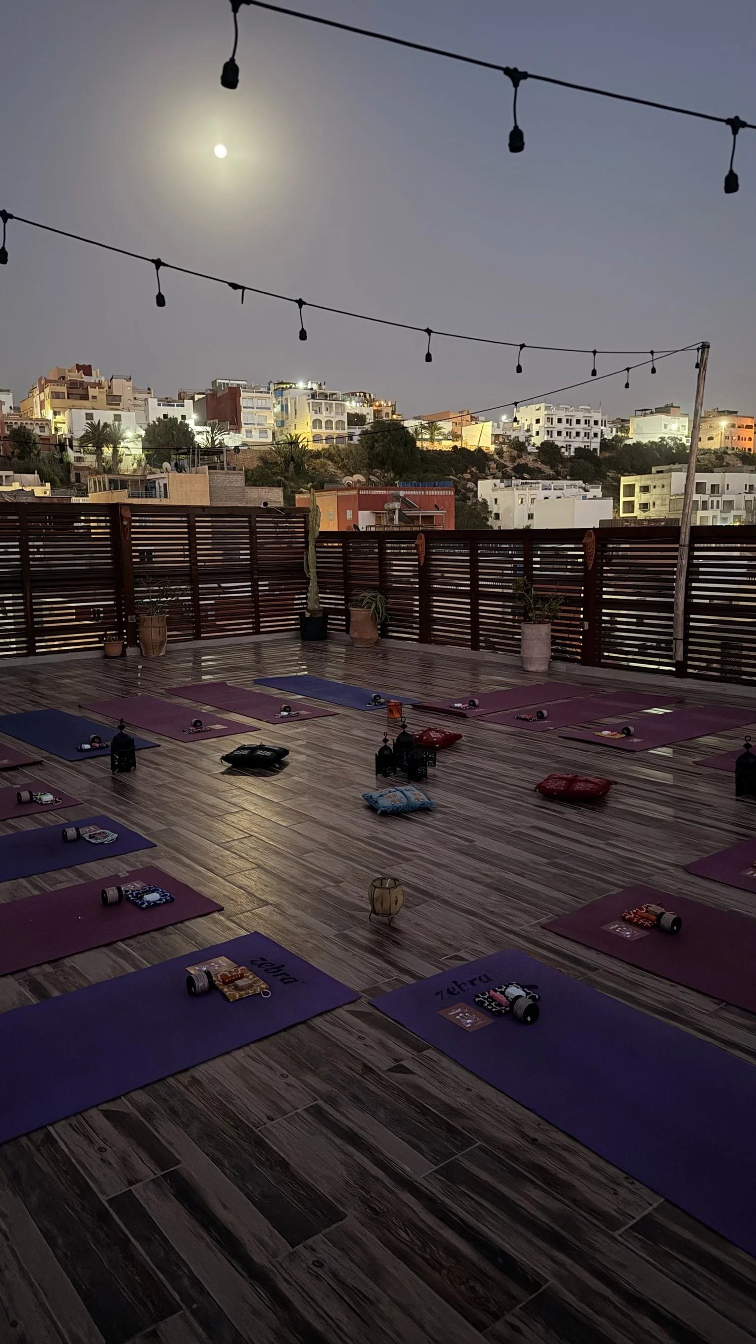 Cercle d'ouverture d'une retraite sur un rooftop au Maroc.