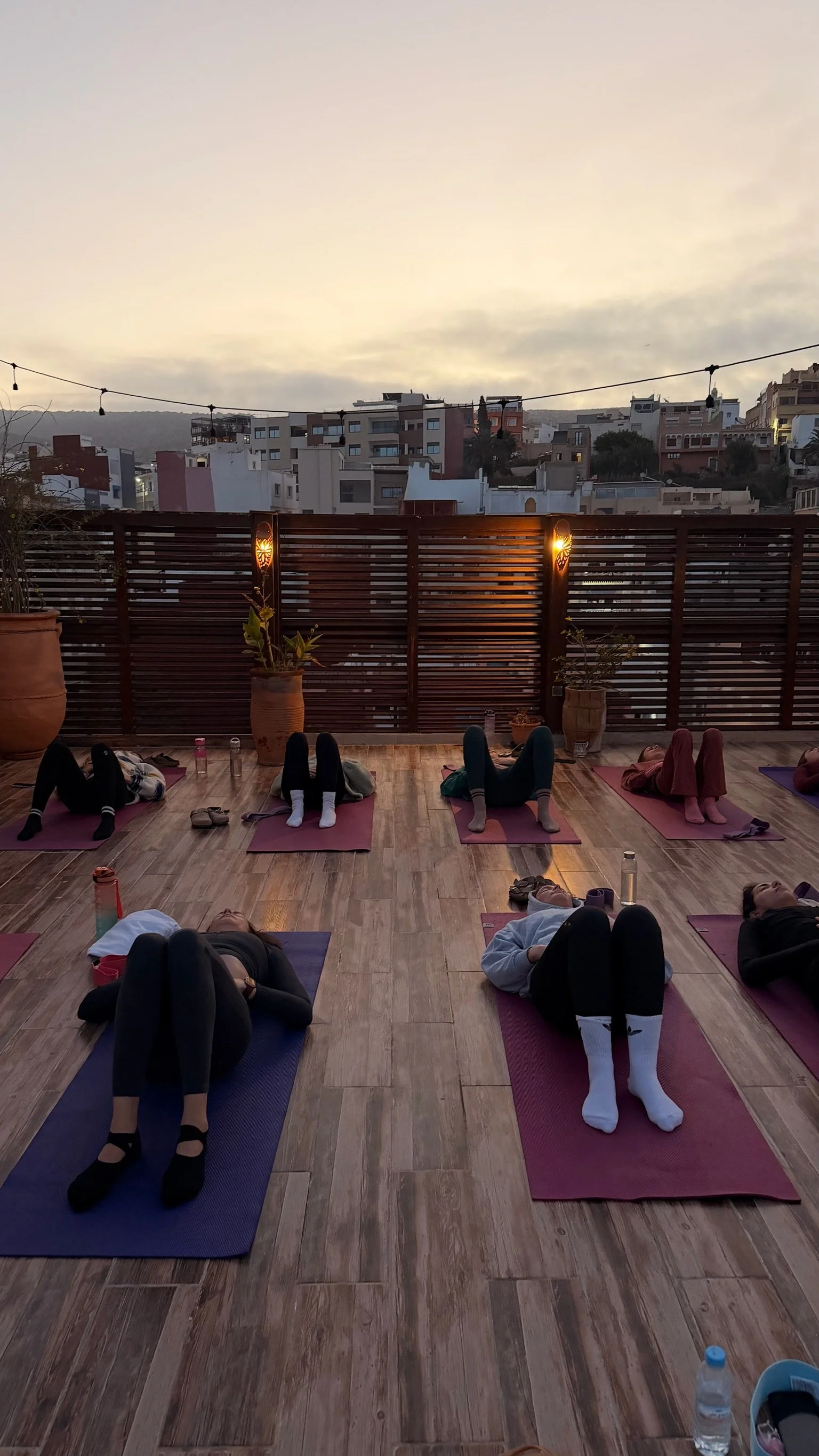 Rooftop ou des femmes pratiques le Pilates