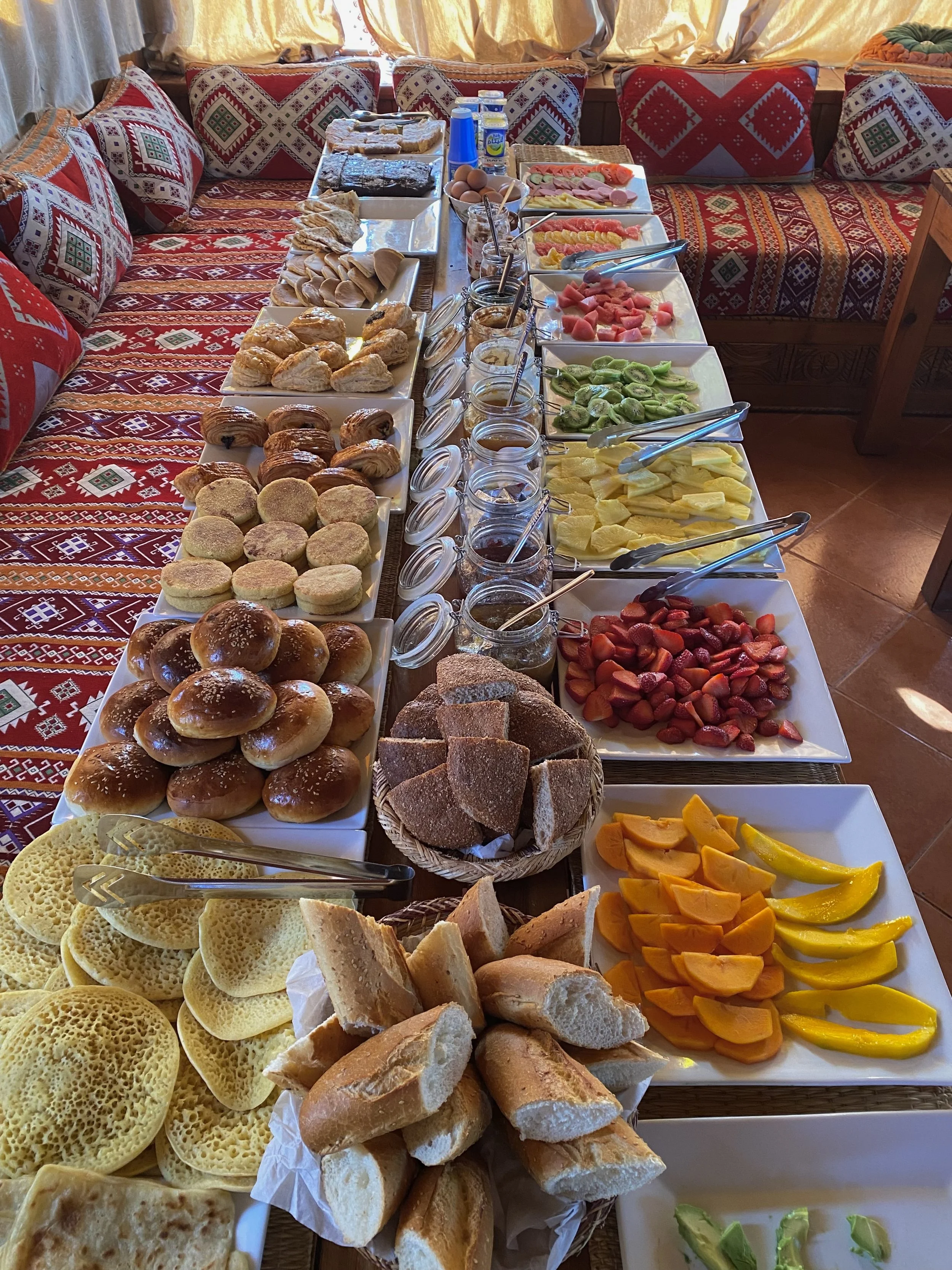 Buffet de plats typiques marocains pris lors d'une retraite pour le petit déjeuner. 