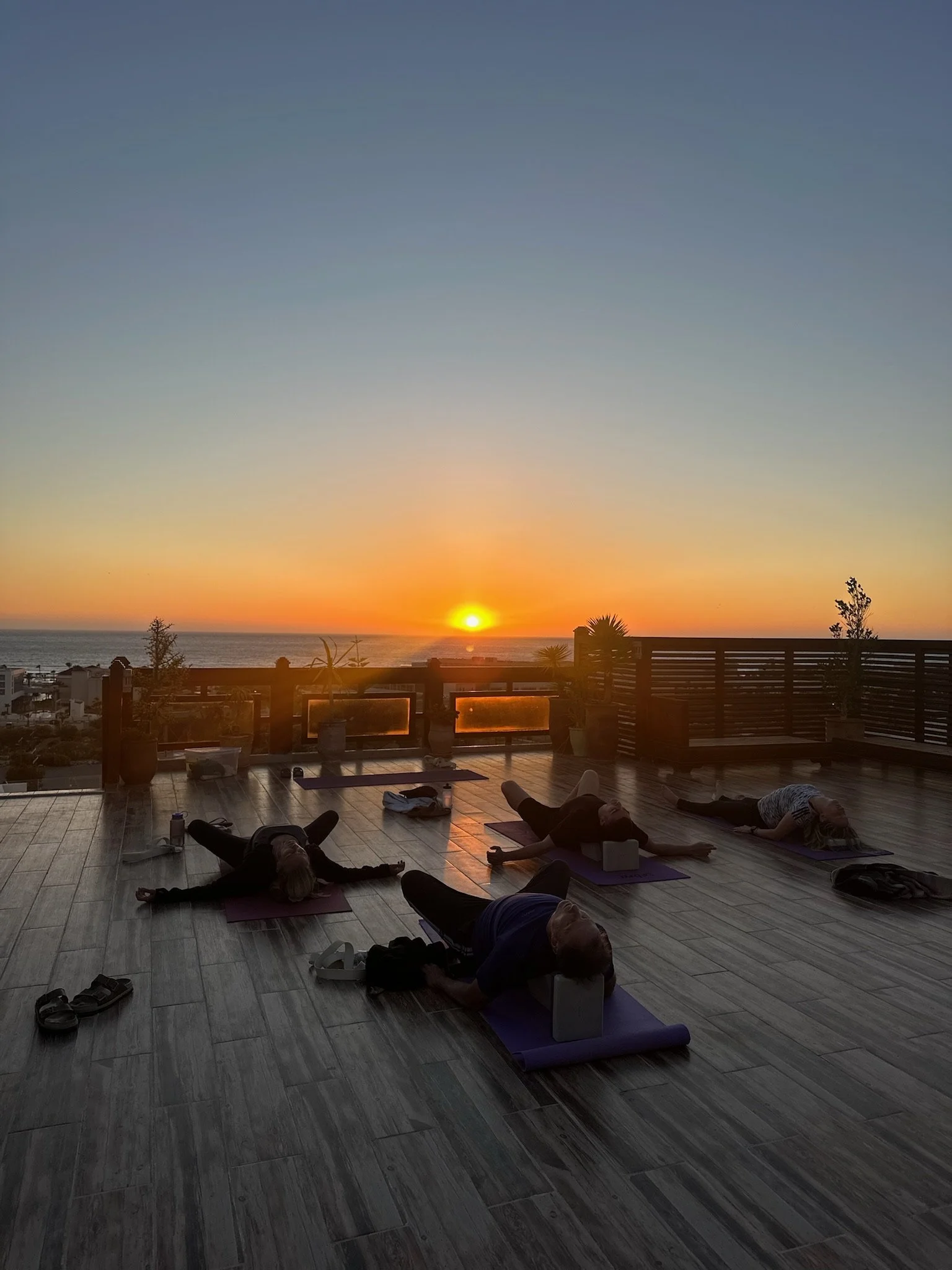 Yin yoga au sunset sur un rooftop au Maroc