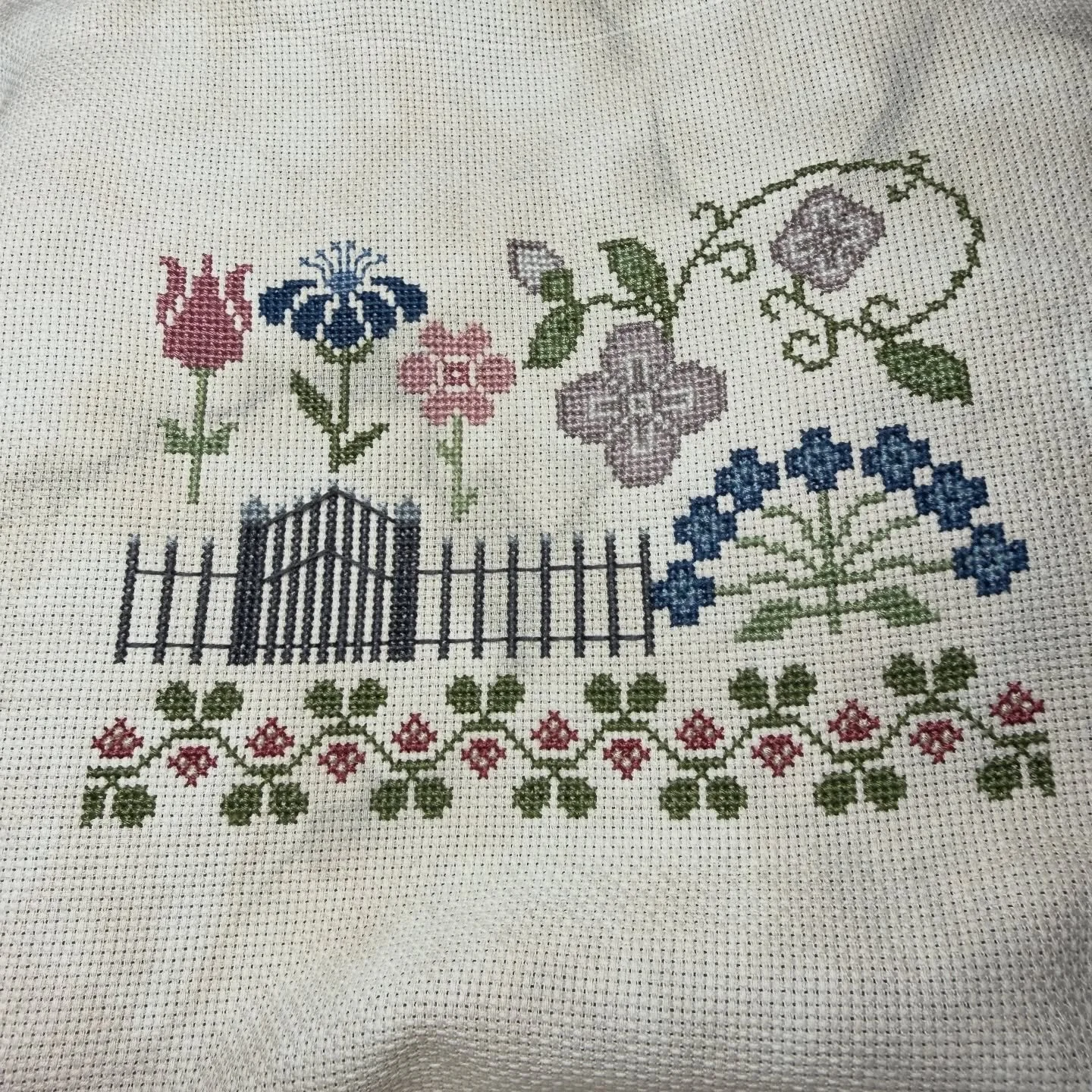The first pattern I created is finally stitched up! What do you think? I am calling it Garden Gate.
#crossstitch #crossstitchpattern #xstitch