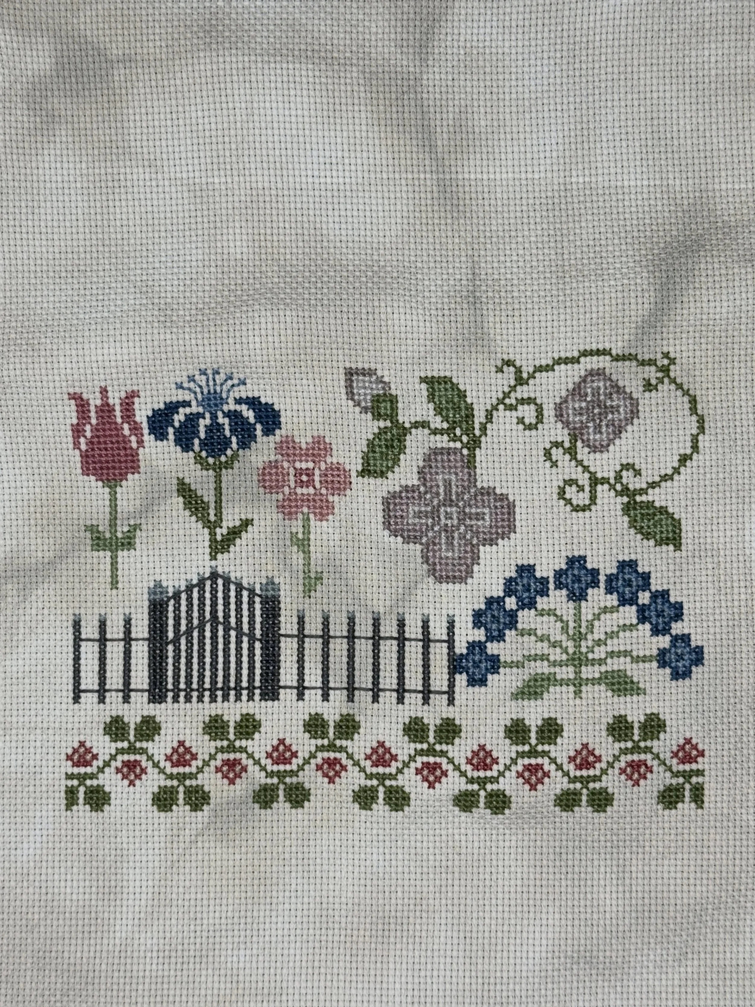 The first pattern I created is finally stitched up! What do you think? I am calling it Garden Gate.
#crossstitch #crossstitchpattern #xstitch