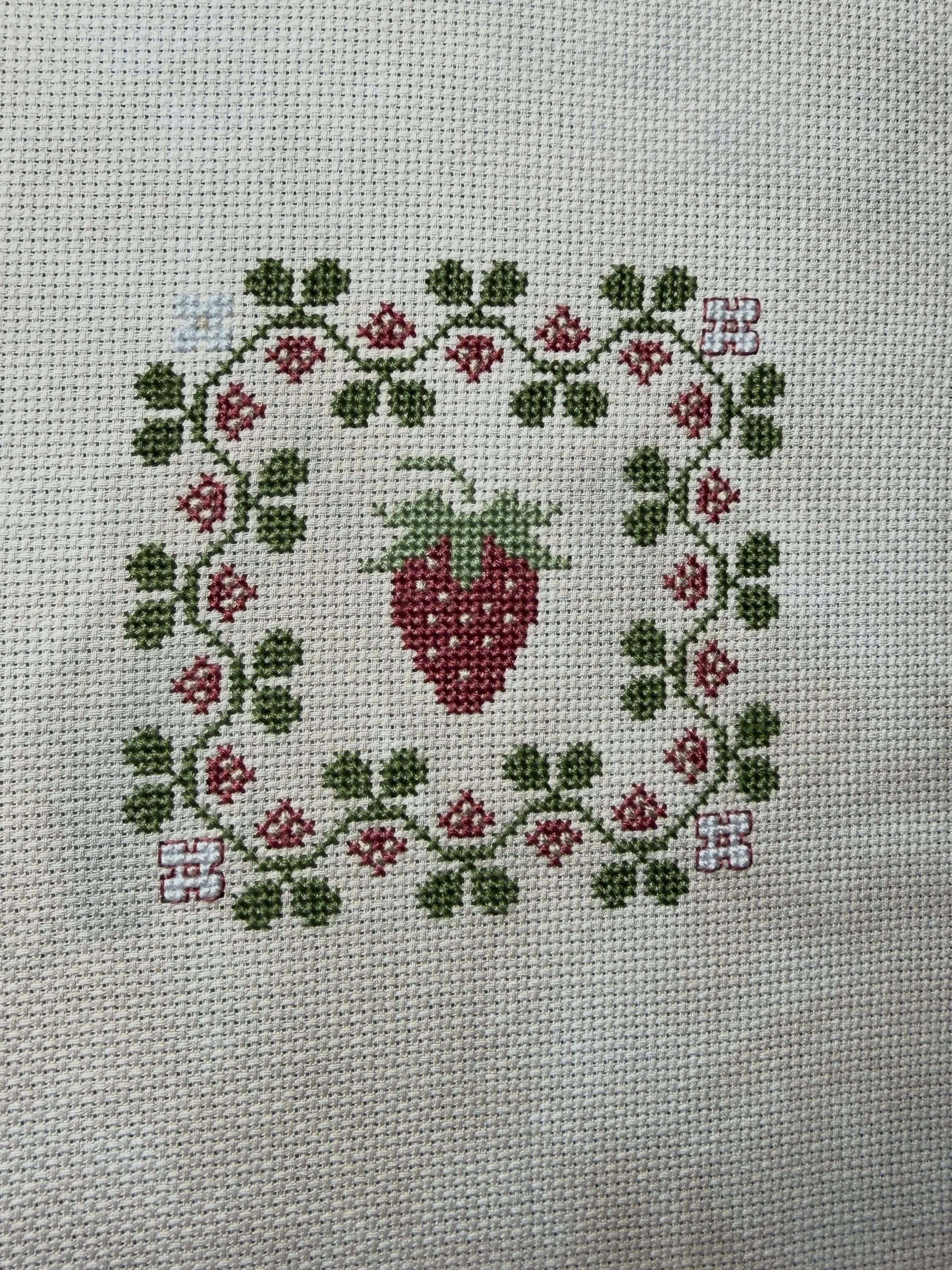 Almost done with my new pattern! Made so much progress and had great fun with @lindystitches during #springmingle2026 this weekend! Do we like with or without the backstitch? 🤔

#crossstitch #crossstitchpattern #slowliving #cottagecore