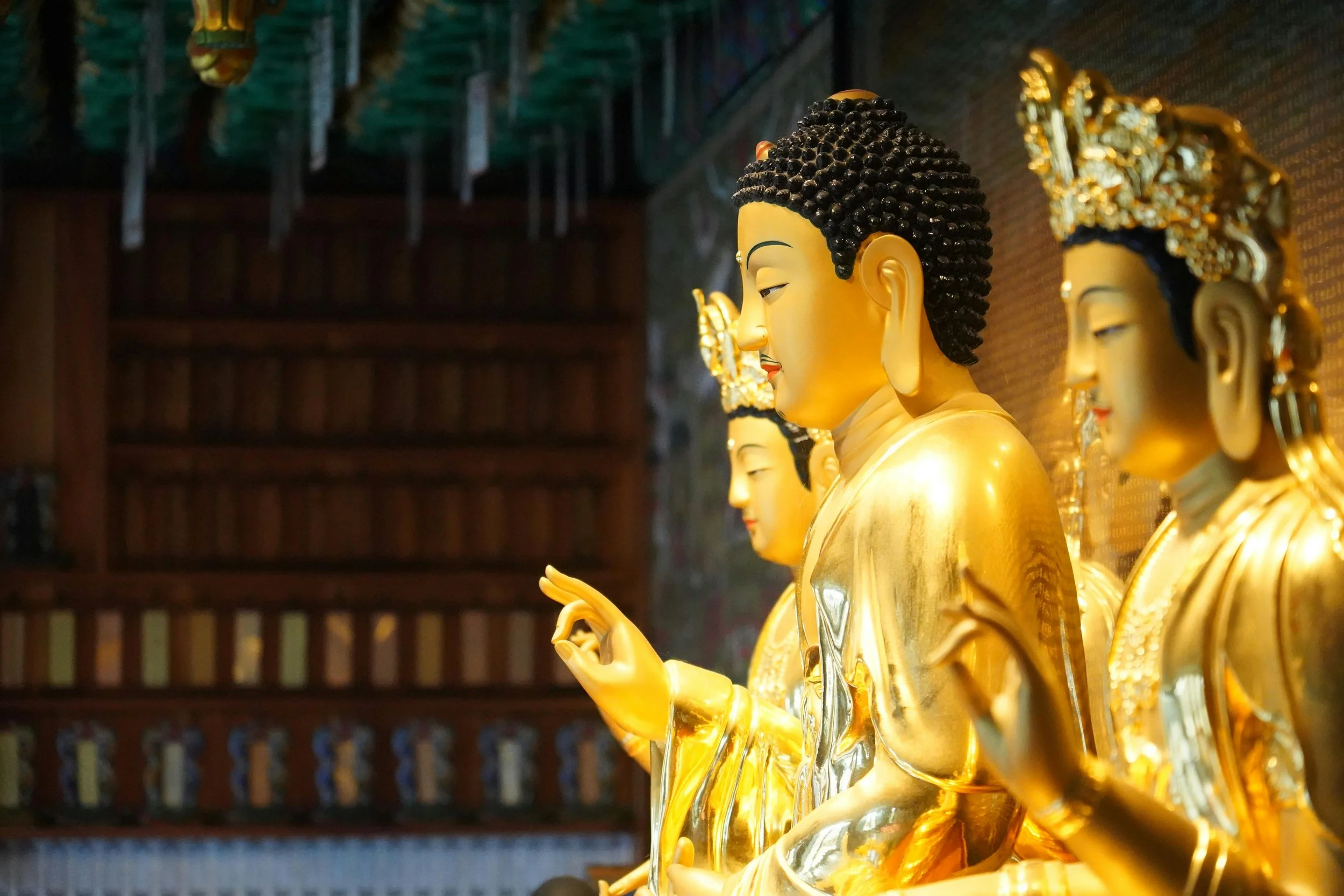 Golden buddha statues