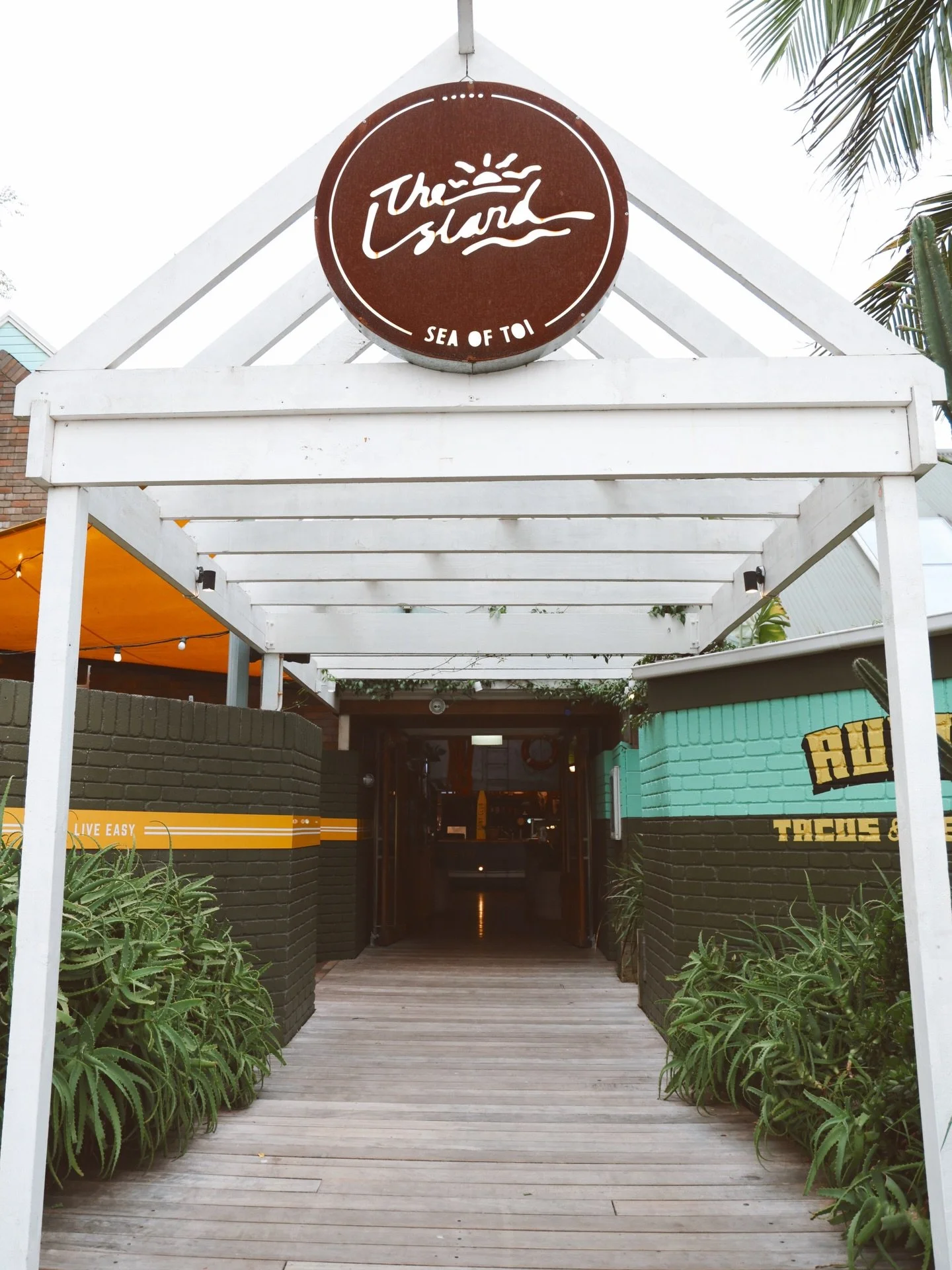 Ruby's to the right, Live Easy to the left.
Straight ahead for the best of both worlds. 

We are open all weekend with no surcharges for tomorrow's public holiday 🤙