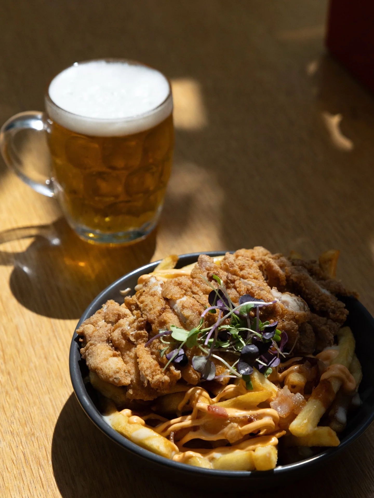 Our Fried Chicken Loaded Fries out here curing the Monday blues. (With an Easy Lager ofc)

Cheese sauce, crispy bacon, sriracha mayo, chilli relish.

Open til late.
