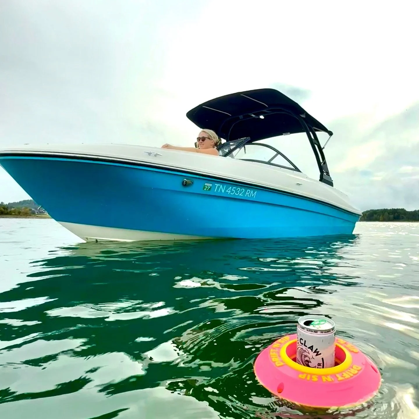 boats &amp; floats &amp; spill-proof sips 🤙🏼

tag your crew for the next lake day drift 😎