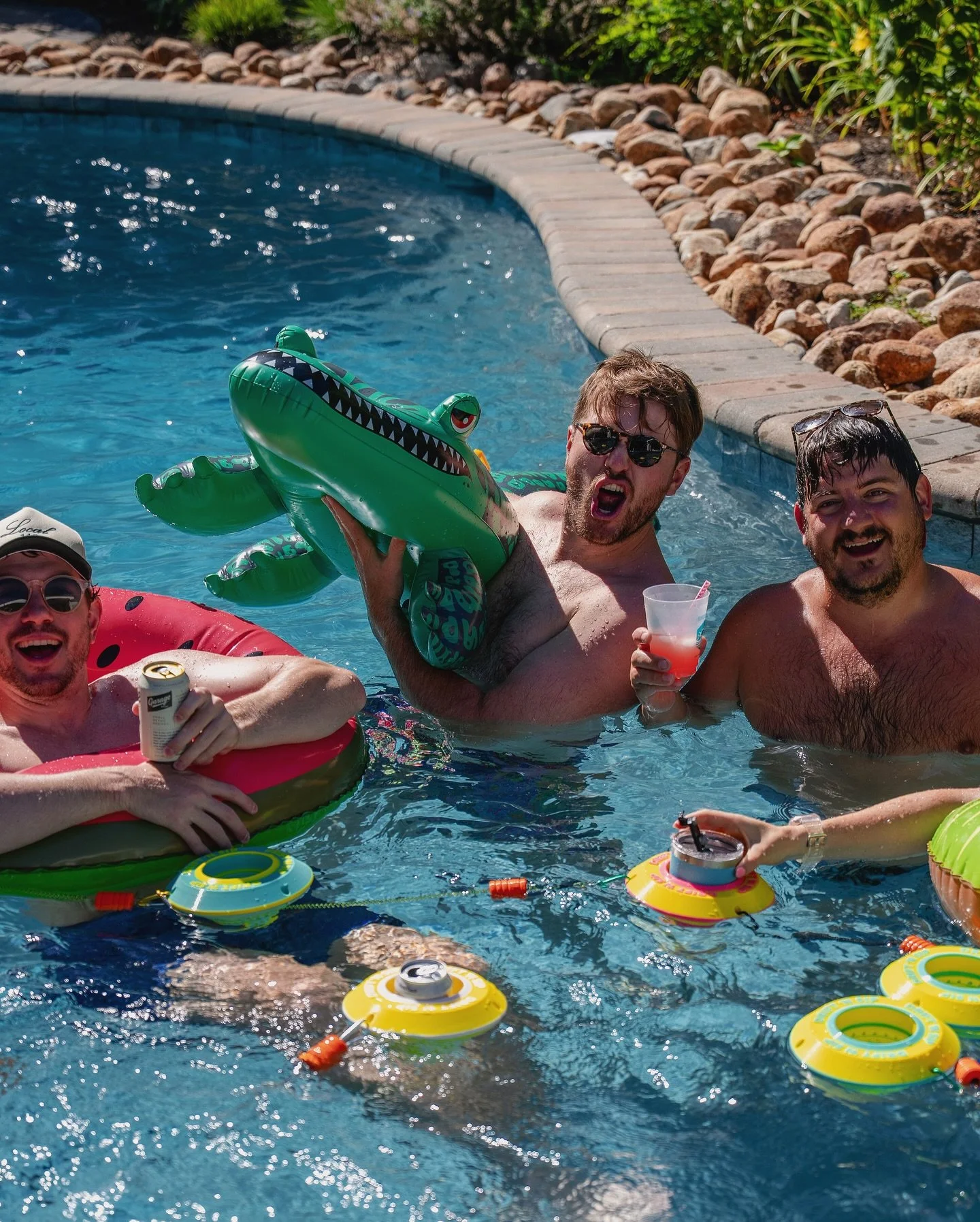 nothing beats an afternoon surrounded by friends &amp; good vibes 😎 Drift &rsquo;N Sip keeps your drinks upright, cold, &amp; close by &mdash; so you can kick back &amp; enjoy