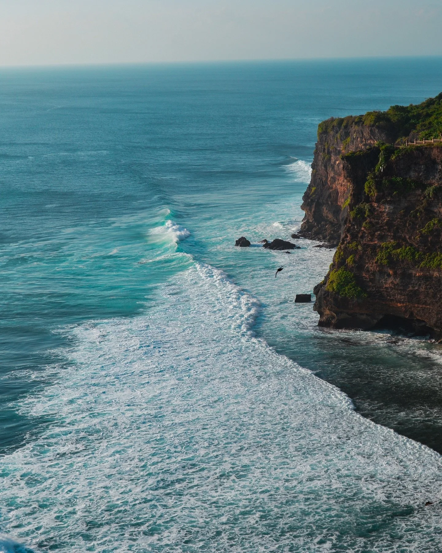 Ocean breeze + Uluwatu cliff views = Instant aura upgrade. 💙

#oceanvibes🌊 #beachlife #travelgoals #paradisefound #coastalviews