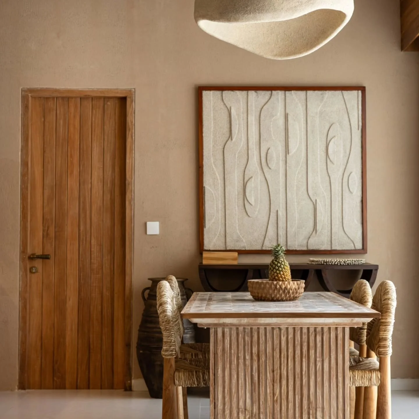 Yes, the pineapple lives here. It&rsquo;s not decorative, it just refuses to leave. We don't blame it! 

#PasirBingin #BinginBali #IslandLiving #TropicalInteriors #SlowDays #SunSoaked #BaliVibes #BoutiqueStay #PlayfulDetails #PineappleLife #StayInBal