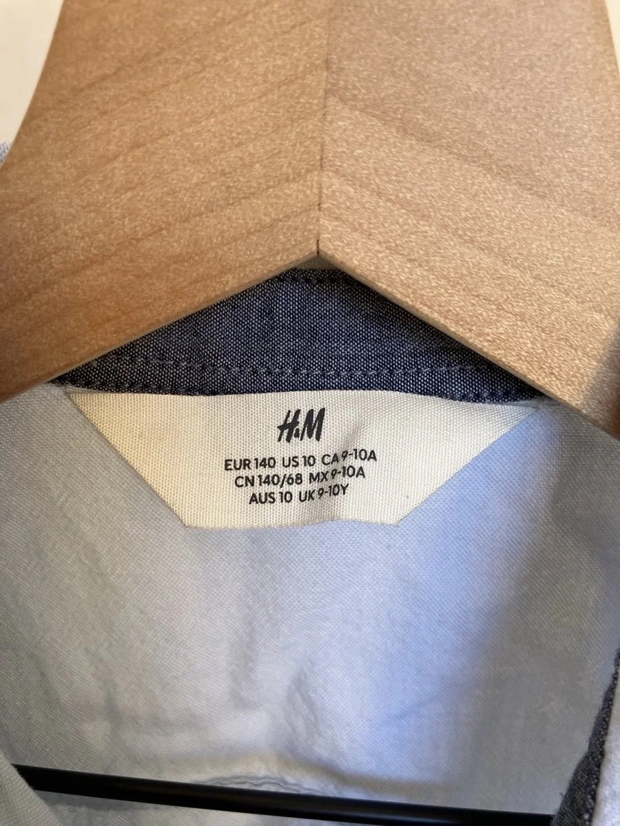 Blue%20short%20sleeve%20button%20up%20H%26M%20brand%20tag.jpg
