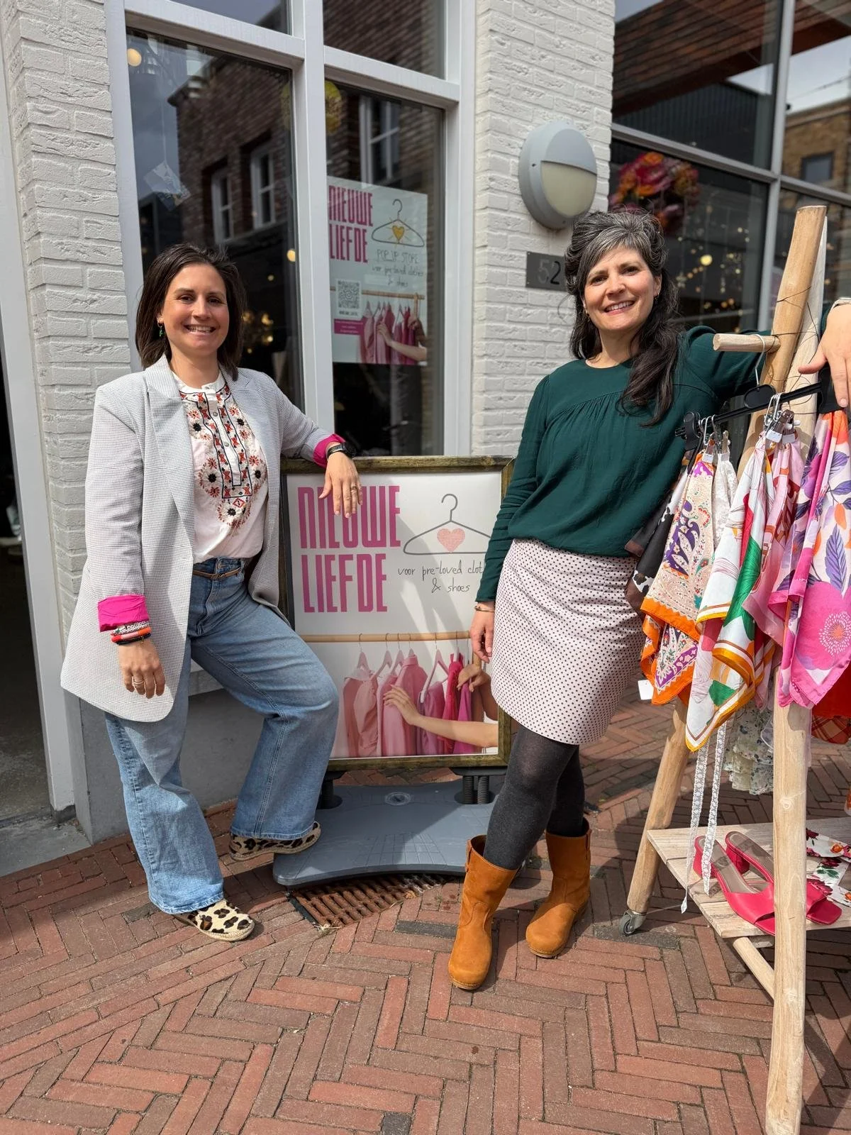 Anne en Evelien voor de winkel