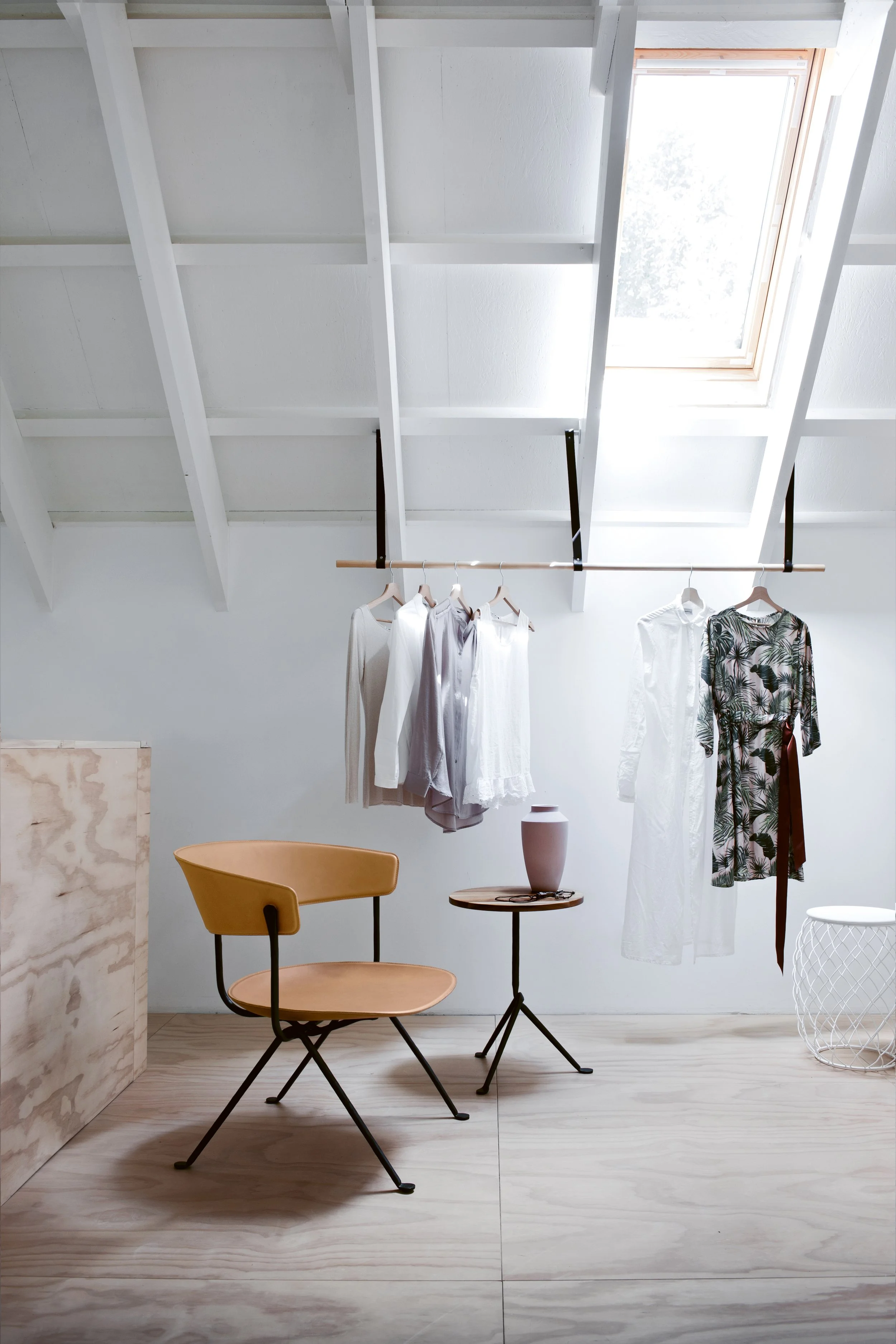 Magis_officina_low_chair_ambient_multi_SD2203_anthracite_natural_leather_02_hr.jpg