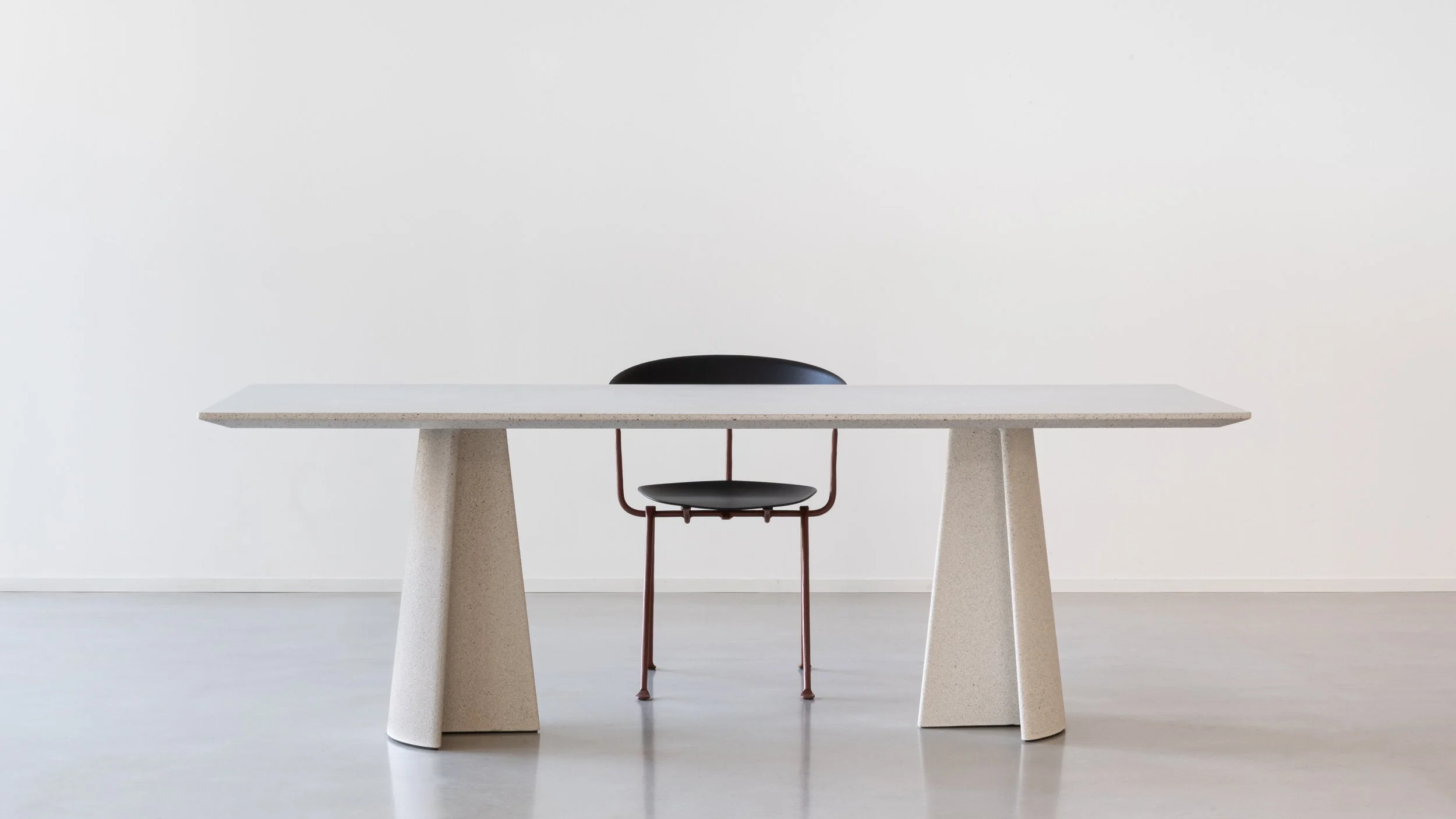 Magis_ancora_table_ambient_TV2400_TV2420_natural-concrete_01_hr.jpg