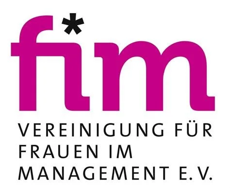 Logo der Vereinigung für Frauen im Management (FIM) mit pinkem Schriftzug und schwarzen Buchstaben.