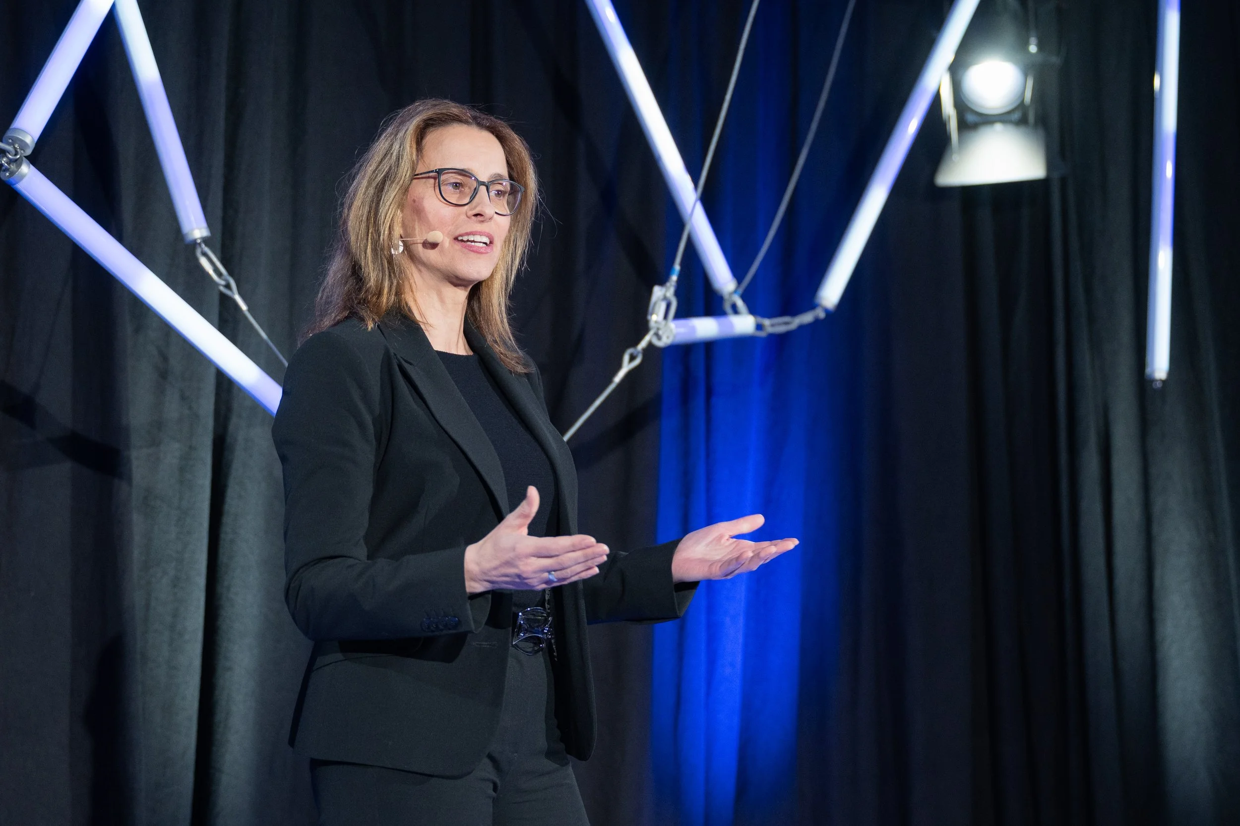 Iris Wagner ist als Speakerin auf der Bühne