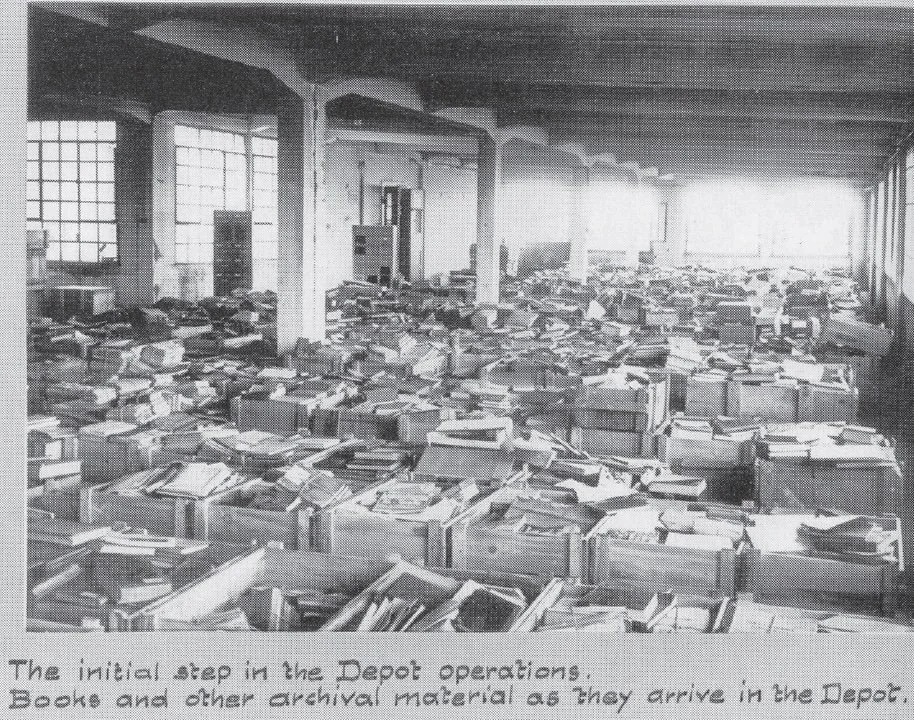 Vor dem Archiv