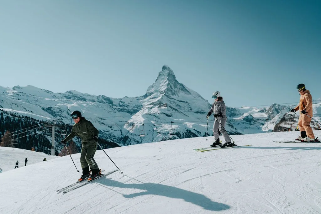 Ski instructor Johnny is in the Wolli Park with 2 beginner clients with the Matterhorn in the background