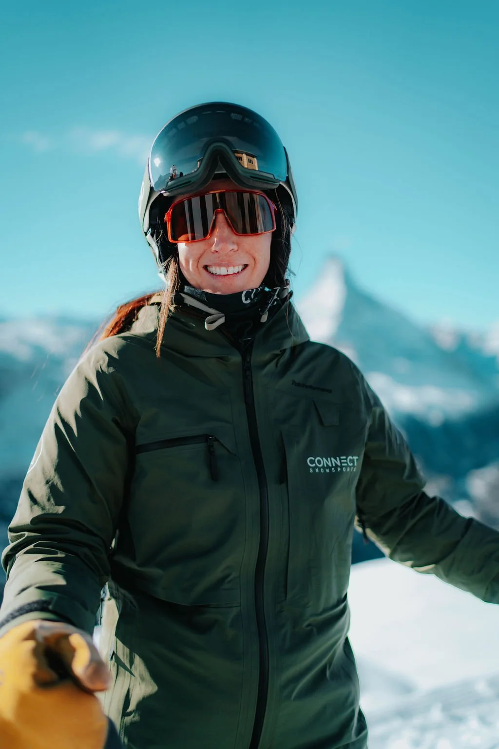 Women taking part in a ski group lesson in the Zermatt ski area