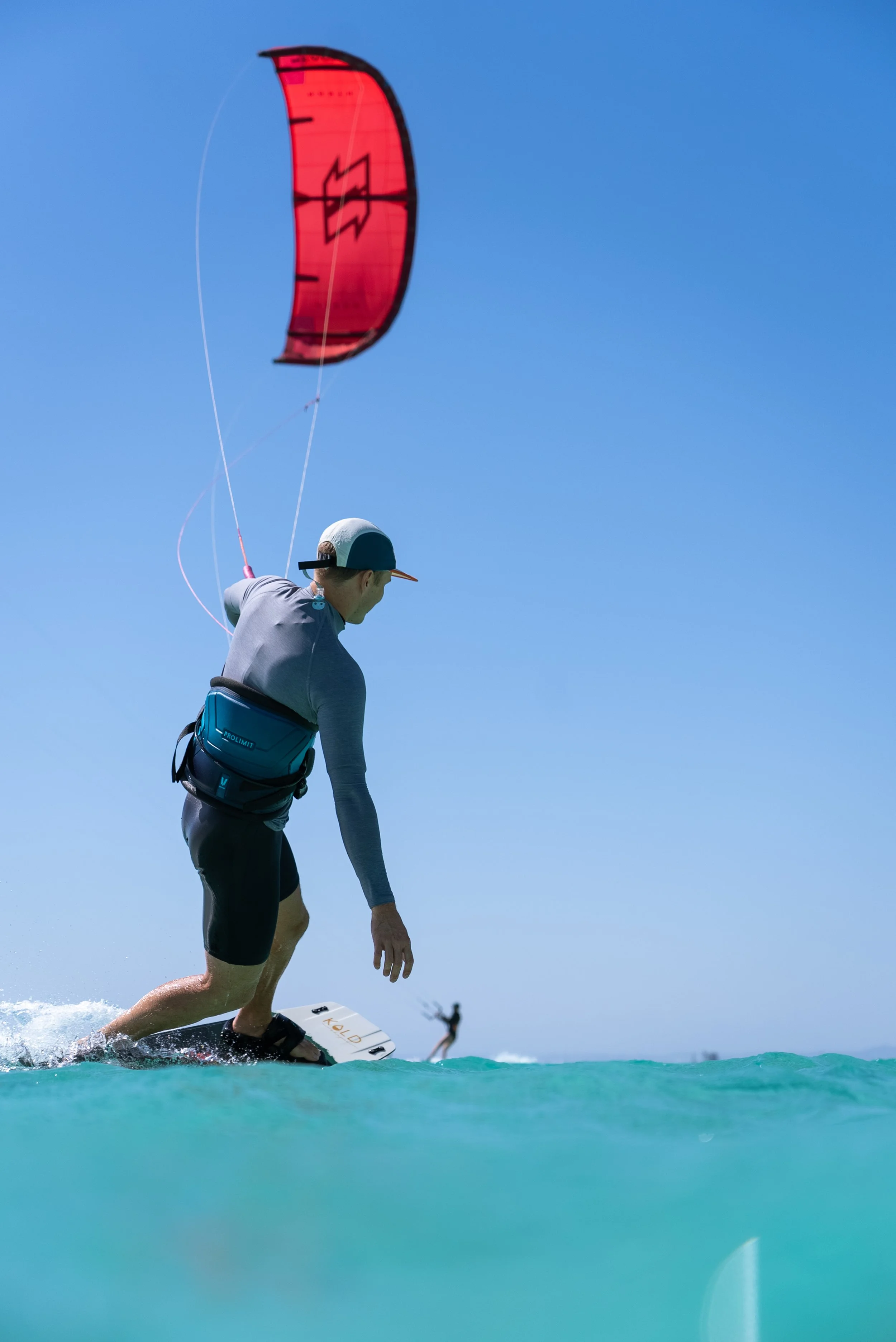 Kitesurfer riding toeside
