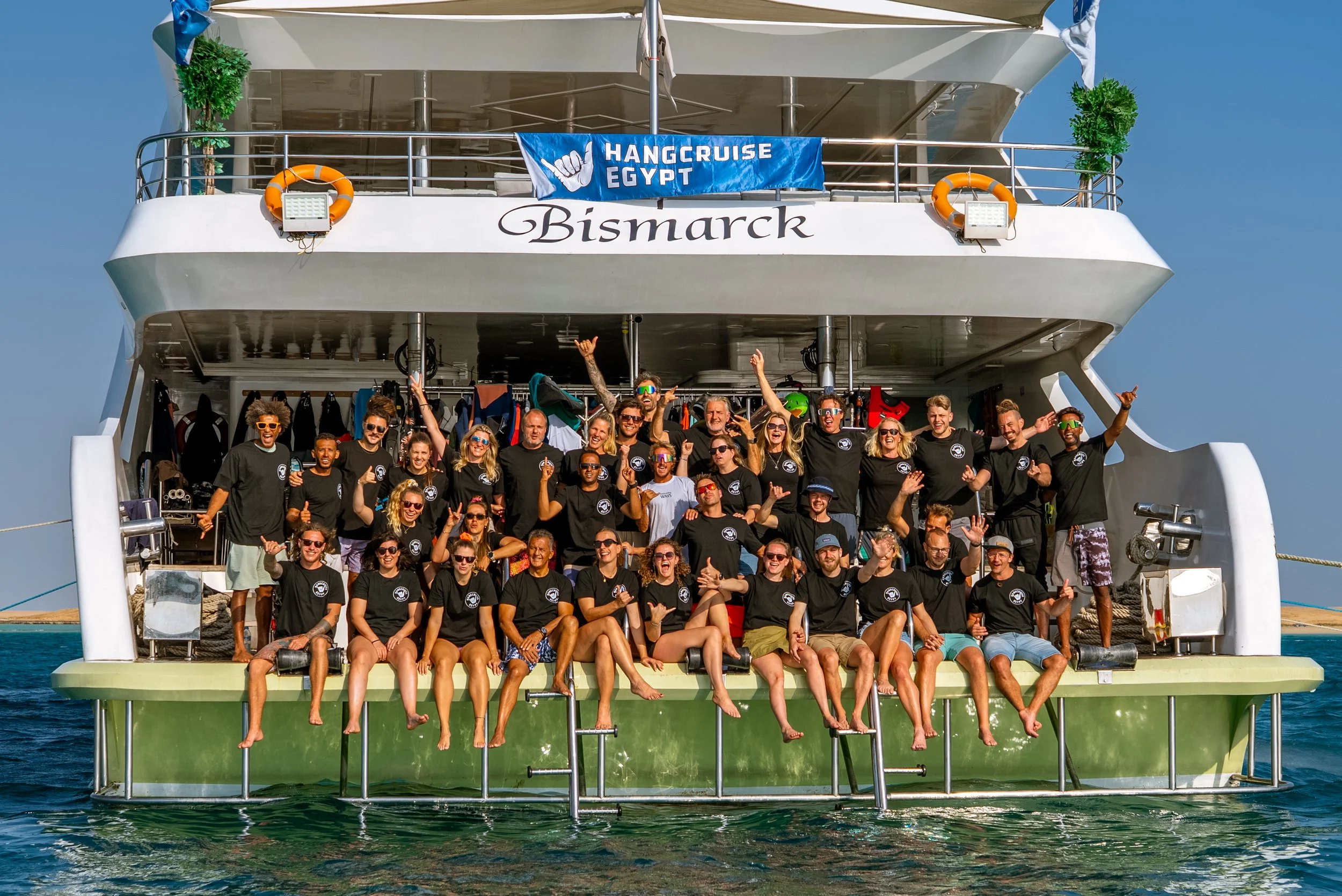 Hangcruise Kitesafari Guests and Crew sitting on the back of the yard