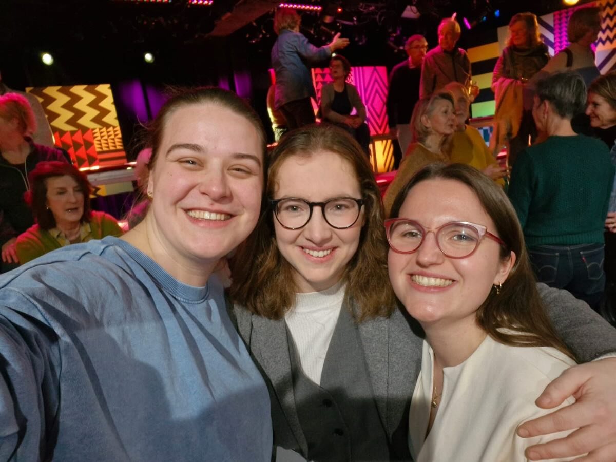 Afgelopen woensdag was ik te gast als Onbekende Schrijver bij @eusboekenclub om te kletsen over schrijven, literatuur, een beetje over Arnon Grunberg en mijn debuutroman De belofte van Lucy Cavalier. 
De aflevering wordt 19 maart 22:45 uitgezonden op