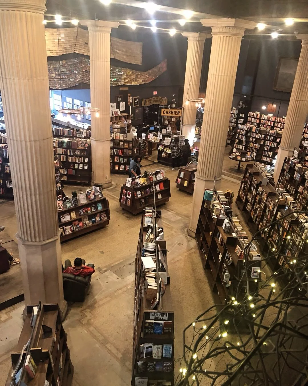 Boekenwinkels zijn magische plekken waar alles mag bestaan! Hier zijn een paar van mijn favoriete boekwinkels van over de hele wereld! 

Ga jij weleens naar een boekwinkel in het buitenland?

#boekenweek #mijngeneratie #boekstagram #bookstagram #read