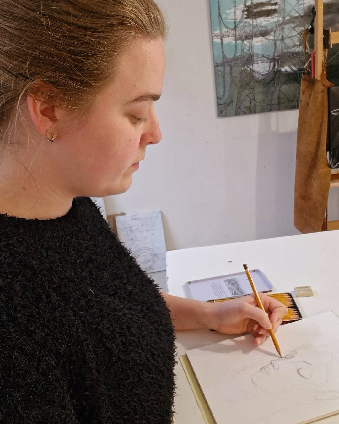 In boekenwinkels, bibliotheken of het homescherm van je ereader word je overspoeld door boek
covers. Het is een soort swipen, maar dan anders. Het is de eerste ontmoeting die je hebt met een
boek. Dus het is belangrijk dat je cover ontwerp er een bee