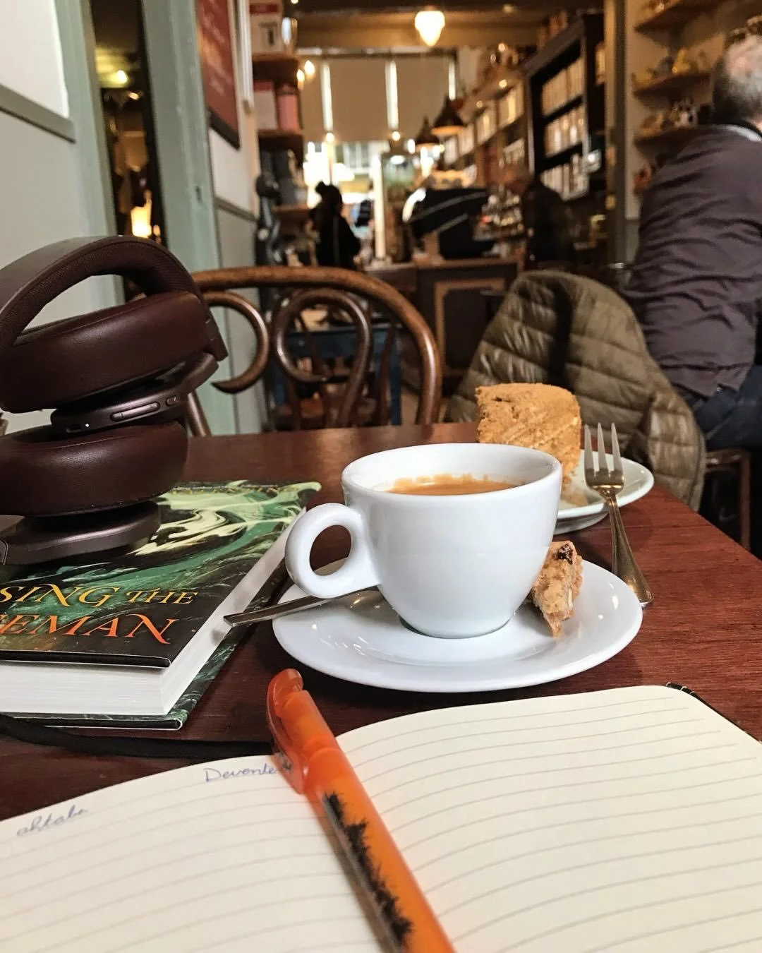 Inspiratie kan overal opduiken, maar eerlijk: er is weinig zo fijn als schrijven in een koffiebar. ☕✍️

#boekenweek #mijngeneratie #boekstagram #bookstagram #readingcommunity