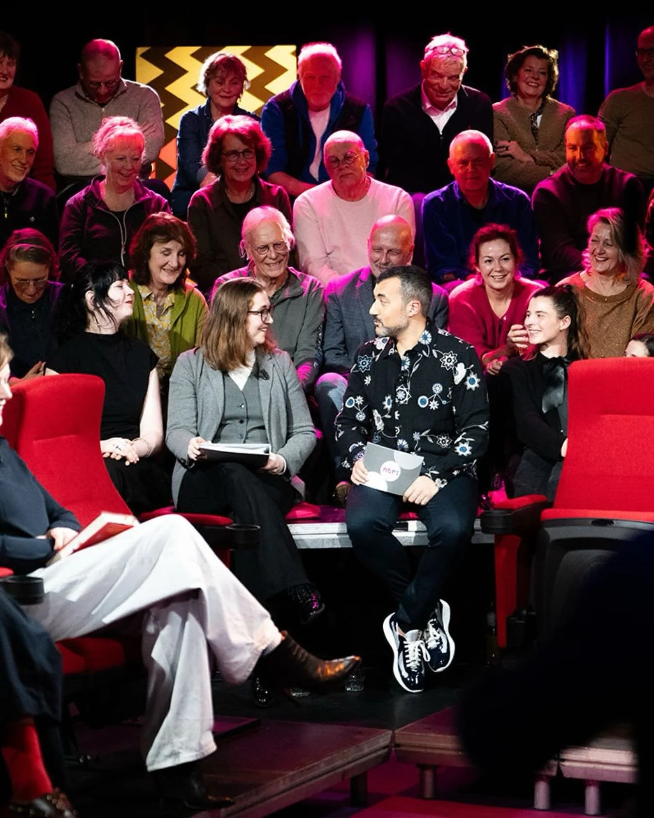 Morgen ben ik te gast bij @eusboekenclub , gepresenteerd door @ozcanakyol . Als onbekende schrijver mag ik een fragment voorlezen uit mijn debuutroman De Belofte van Lucy Cavalier. Een beetje zenuwachtig. Vooral heel blij.📺 donderdag 22:45 op NPO2.
