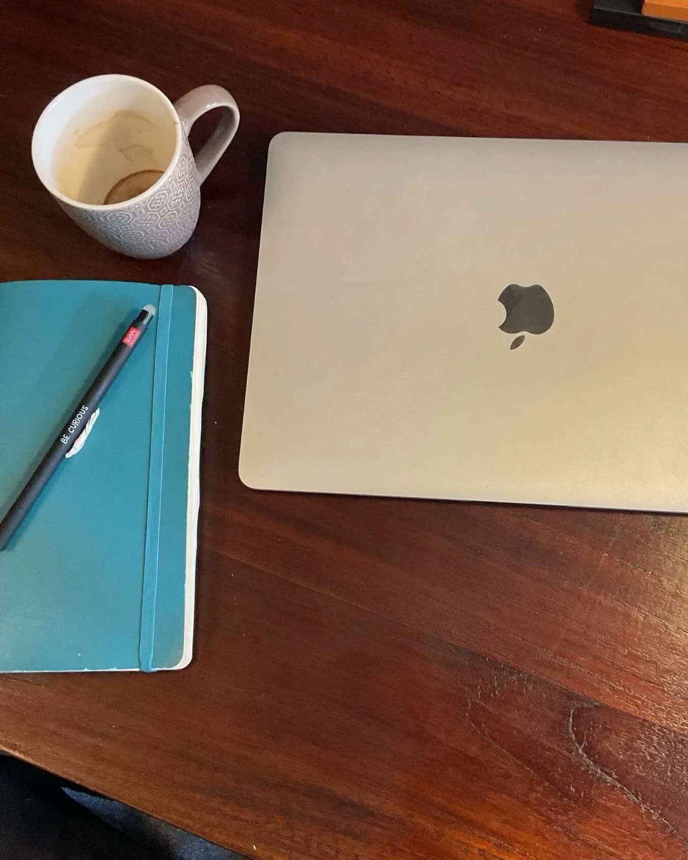 Afgeronde projecten en nieuwe plannen! In mei komt mijn debuutroman De Belofte van Lucy Cavalier uit. Op dit moment werk ik aan de laatste edits voordat het manuscript naar de drukker gaat.

Tegelijkertijd liggen er alweer nieuwe plannen en idee&euml