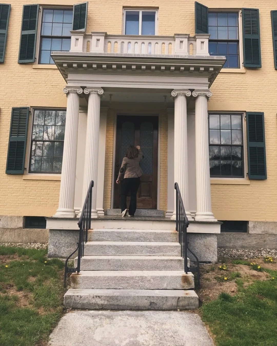 Aankloppen bij het huis van Emily Dickinson&hellip; 

Bijna 138 jaar na het overlijden van &eacute;&eacute;n van de goorste schrijvers die ooit geleefd heeft, bracht ik een bezoekje aan haar huis. 
Wat inspirerend om een kijkje te nemen in haar huis 