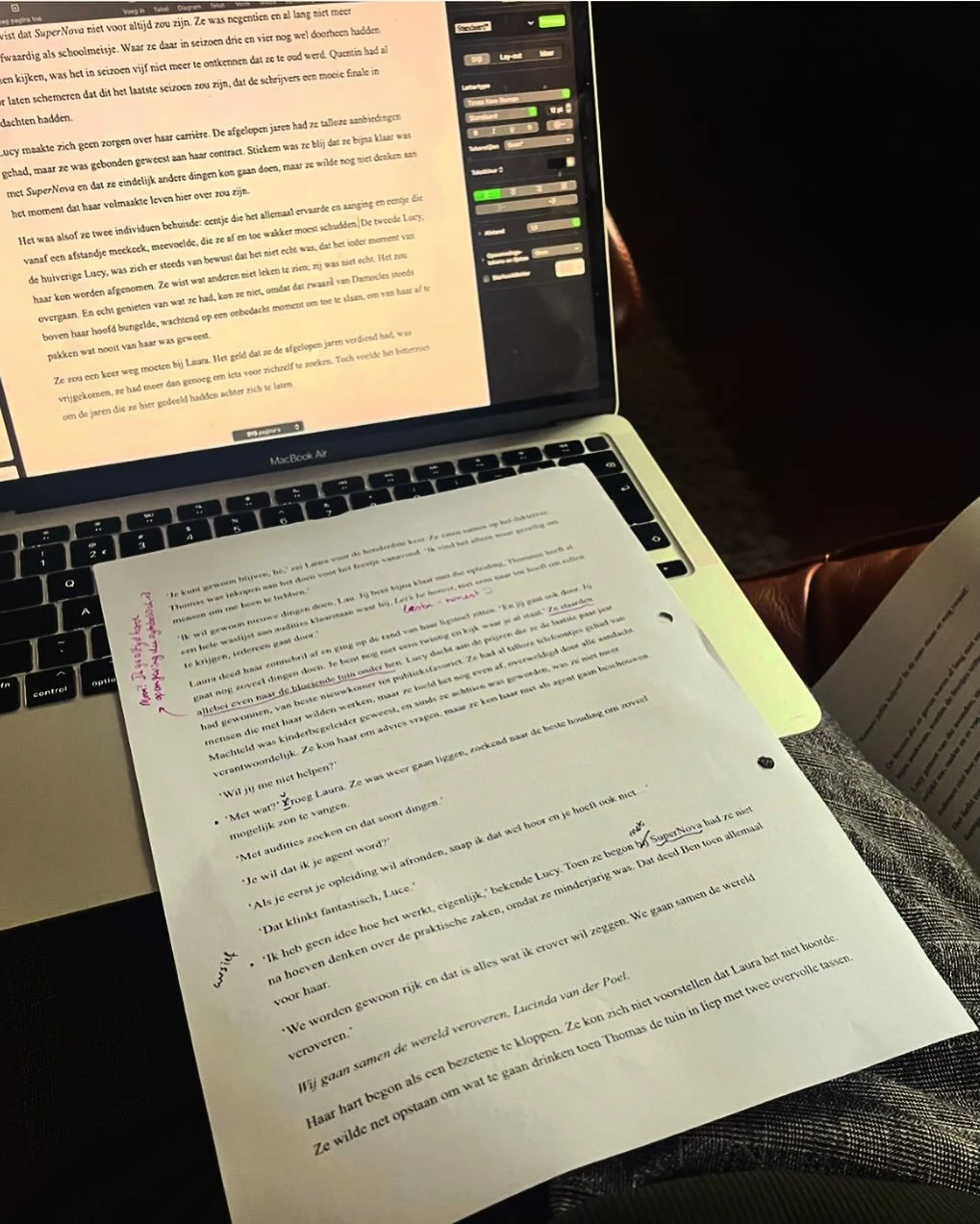 Pagina&rsquo;s, post its en overal idee&euml;n. De laatste puntjes op de i. 📑

Als alles volgens plan gaat, gaat mijn manscript aan het einde van de week naar de drukker, dus nu last van Last Minute stress, paniek en heel veel twijfels.😮&zwj;💨
Wan
