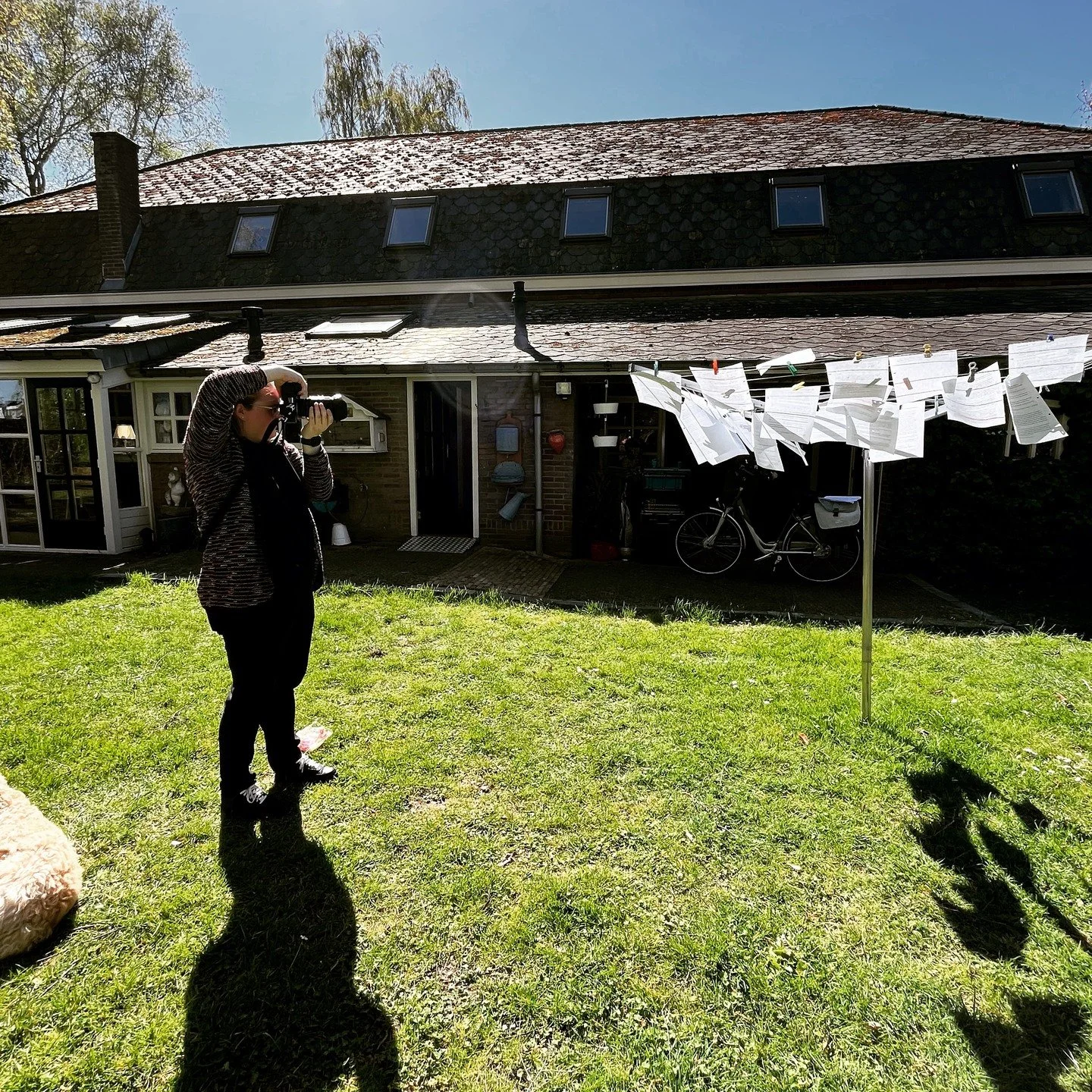 @fleurweerdenfotografie in een creatieve bui! Ontzettend dankbaar voor de fijne fotoshoot 🙏🏻 Waar ik woorden gebruik om een verhaal te vertellen, doet Fleur dat met beelden en dat doet ze GOED 🤩 #boekstragram #uitgeverij #lezen #bookstagramnederla