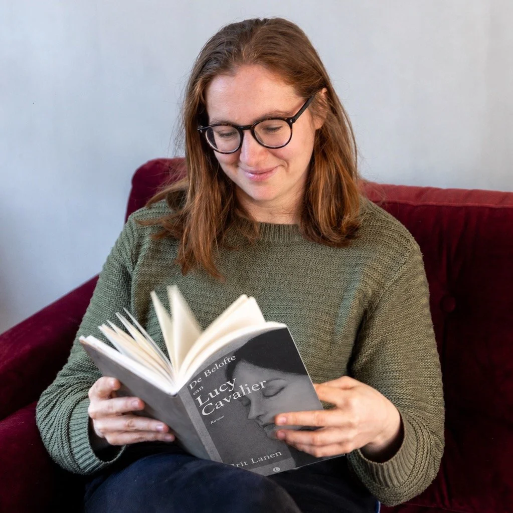 Rara wat lees ik?🤓 @fleurweerdenfotografie #boekstragram #lezen #schrijven #debuut
