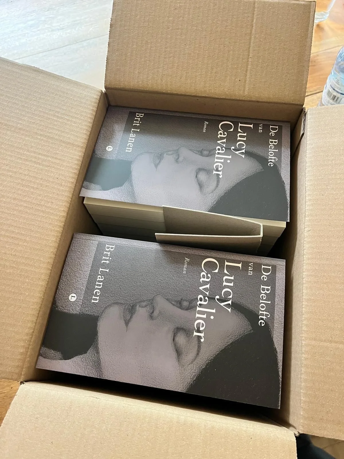 Met liefde, vanaf de keukentafel, ingepakt. Onderweg naar jullie!

Soms zie je alleen het eindresultaat, maar achter elk boek dat de deur uitgaat, schuilt veel aandacht en een flinke stapel inpakwerk. 💛

De afgelopen dagen staan in het teken van doz