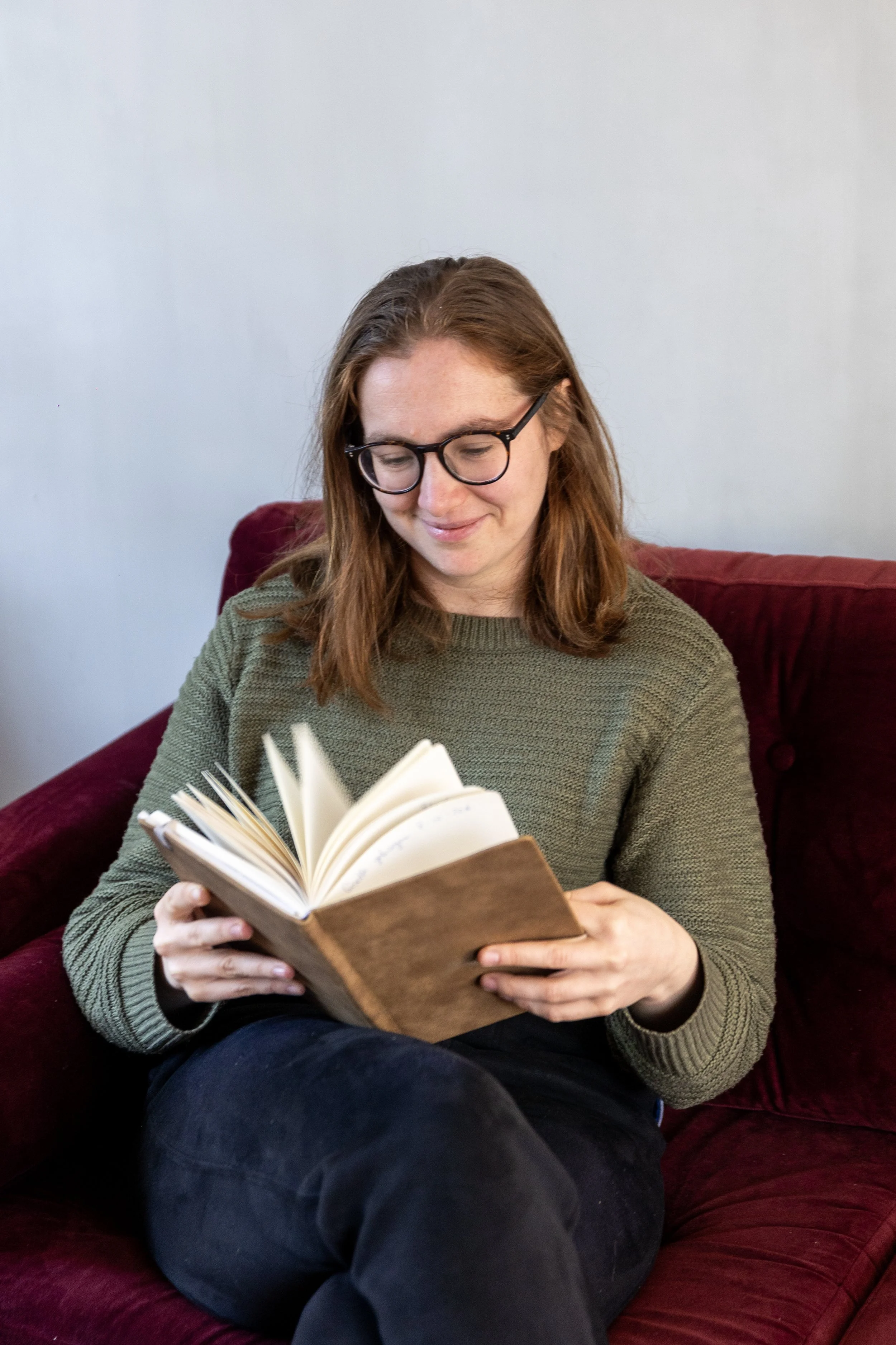 schrijver leest een boek