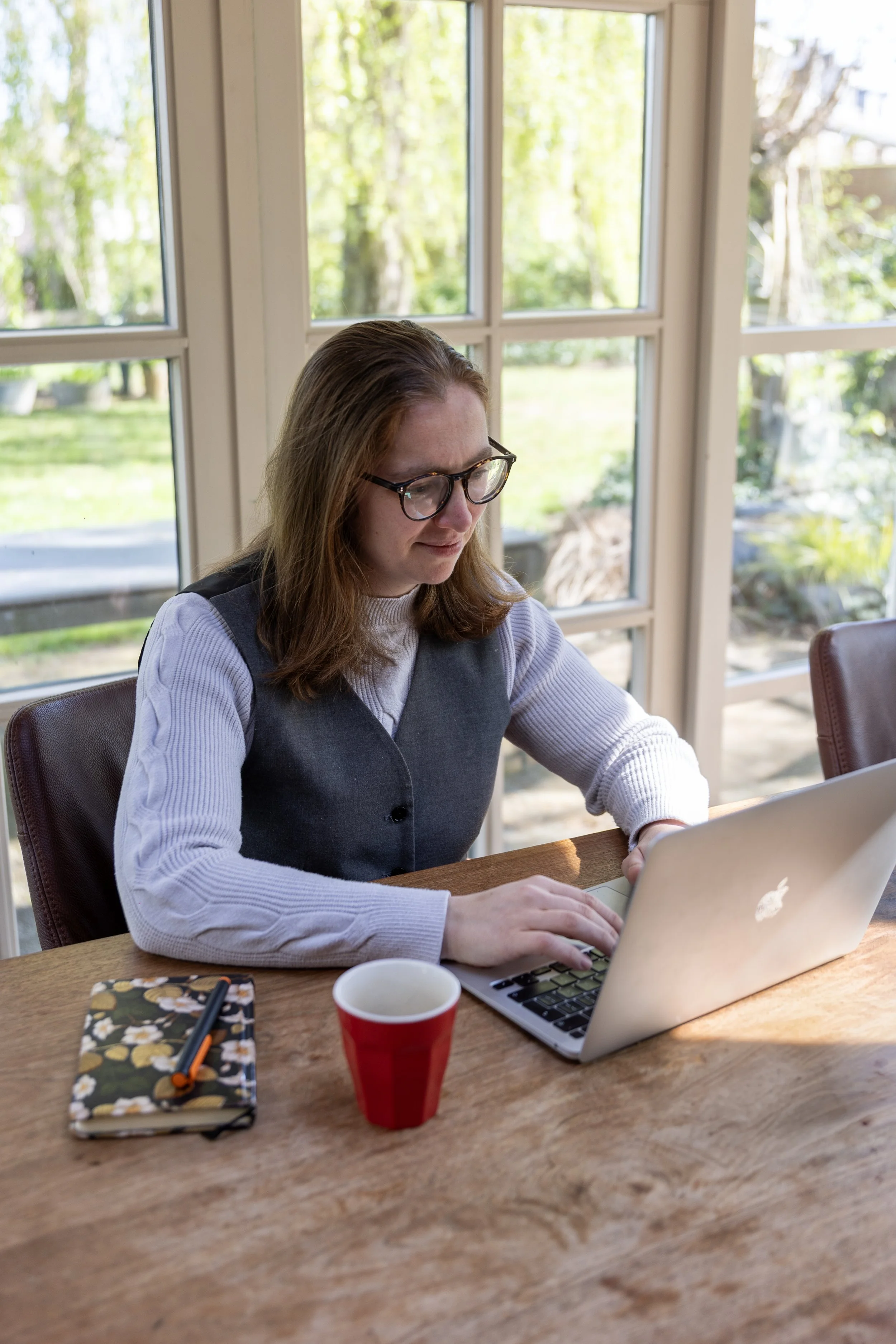 Schrijver aan het schrijven aan keukentafel
